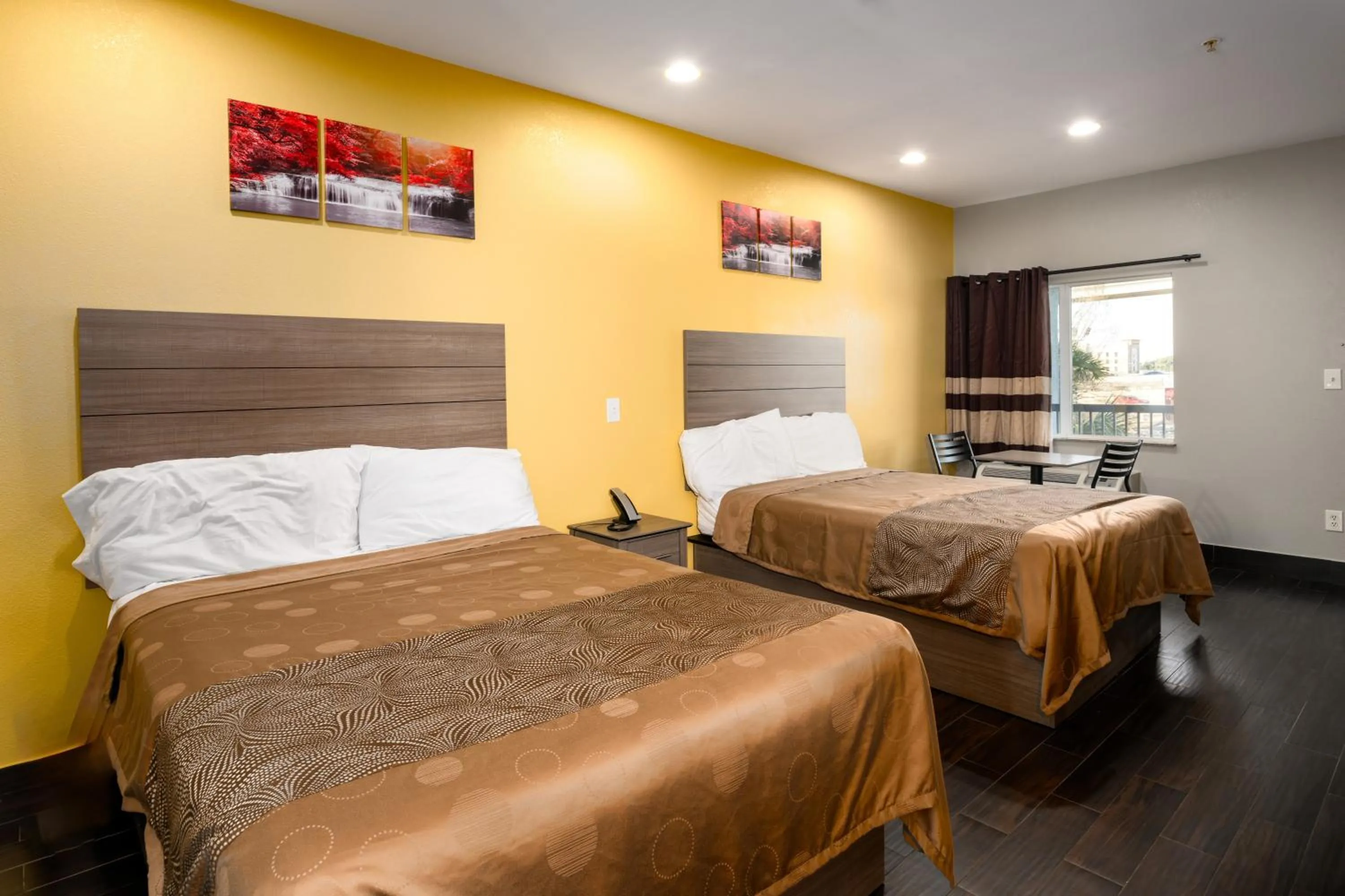 Bedroom, Bed in Moonlight Suites - Houston/George Bush Int'l Airport