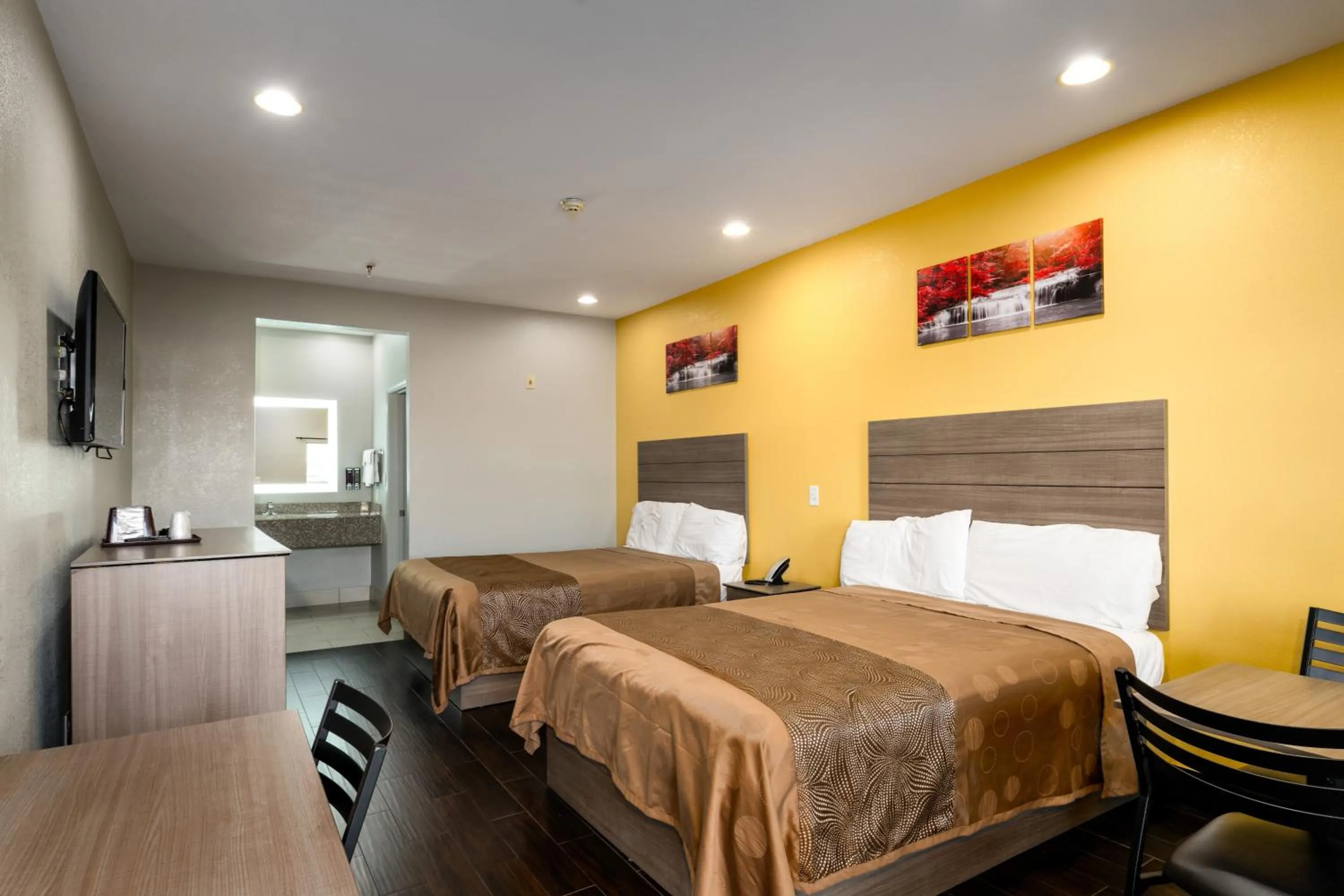 Bedroom, Bed in Moonlight Suites - Houston/George Bush Int'l Airport