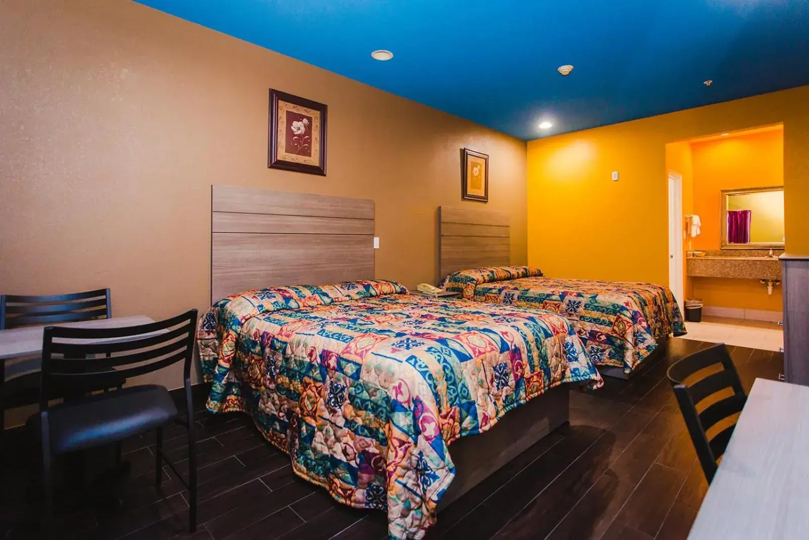 Bedroom, Bed in Moonlight Suites - Houston/George Bush Int'l Airport Bedroom, Bed in Moonlight Suites - Houston/George Bush Int'l Airport