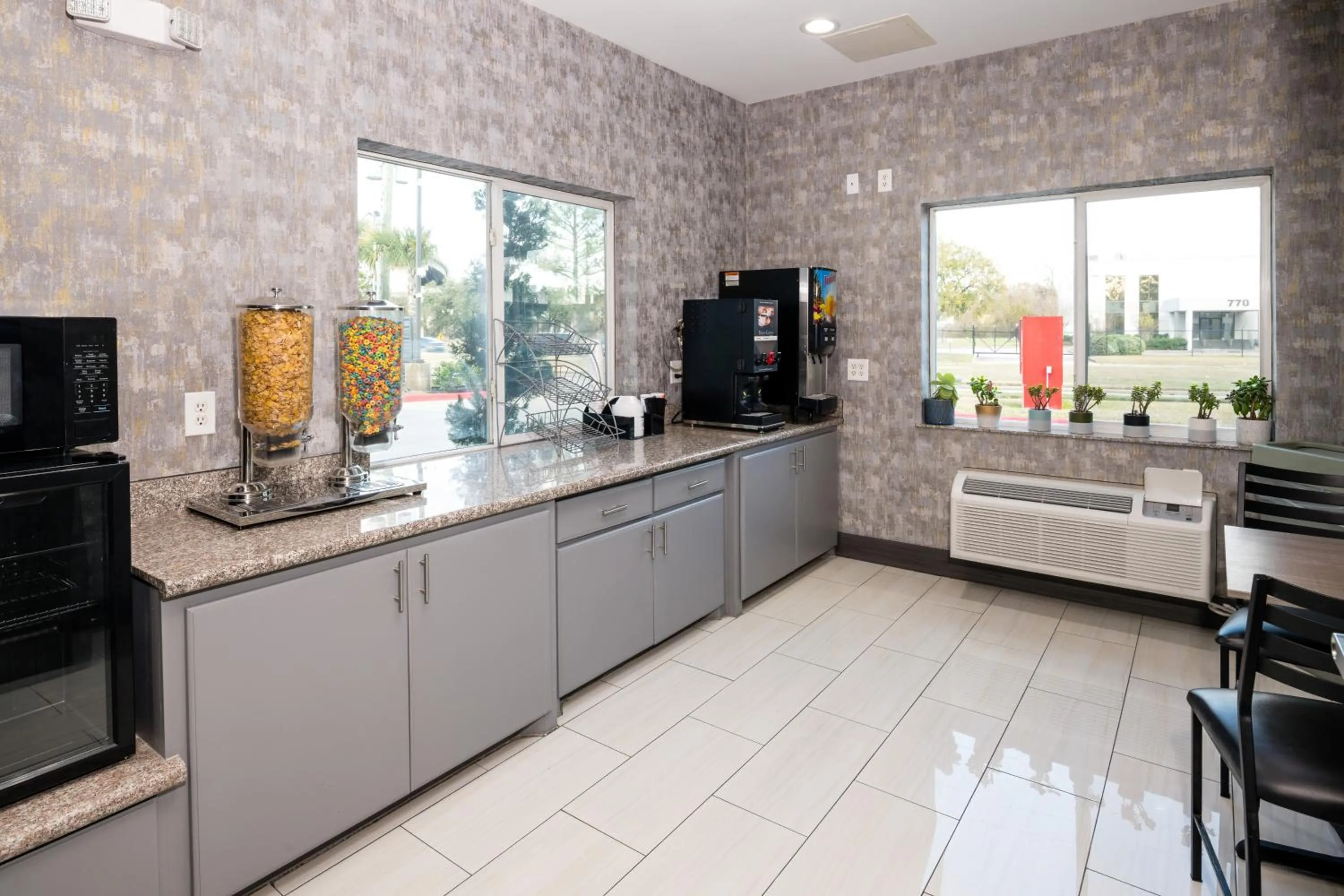 Breakfast in Moonlight Suites - Houston/George Bush Int'l Airport