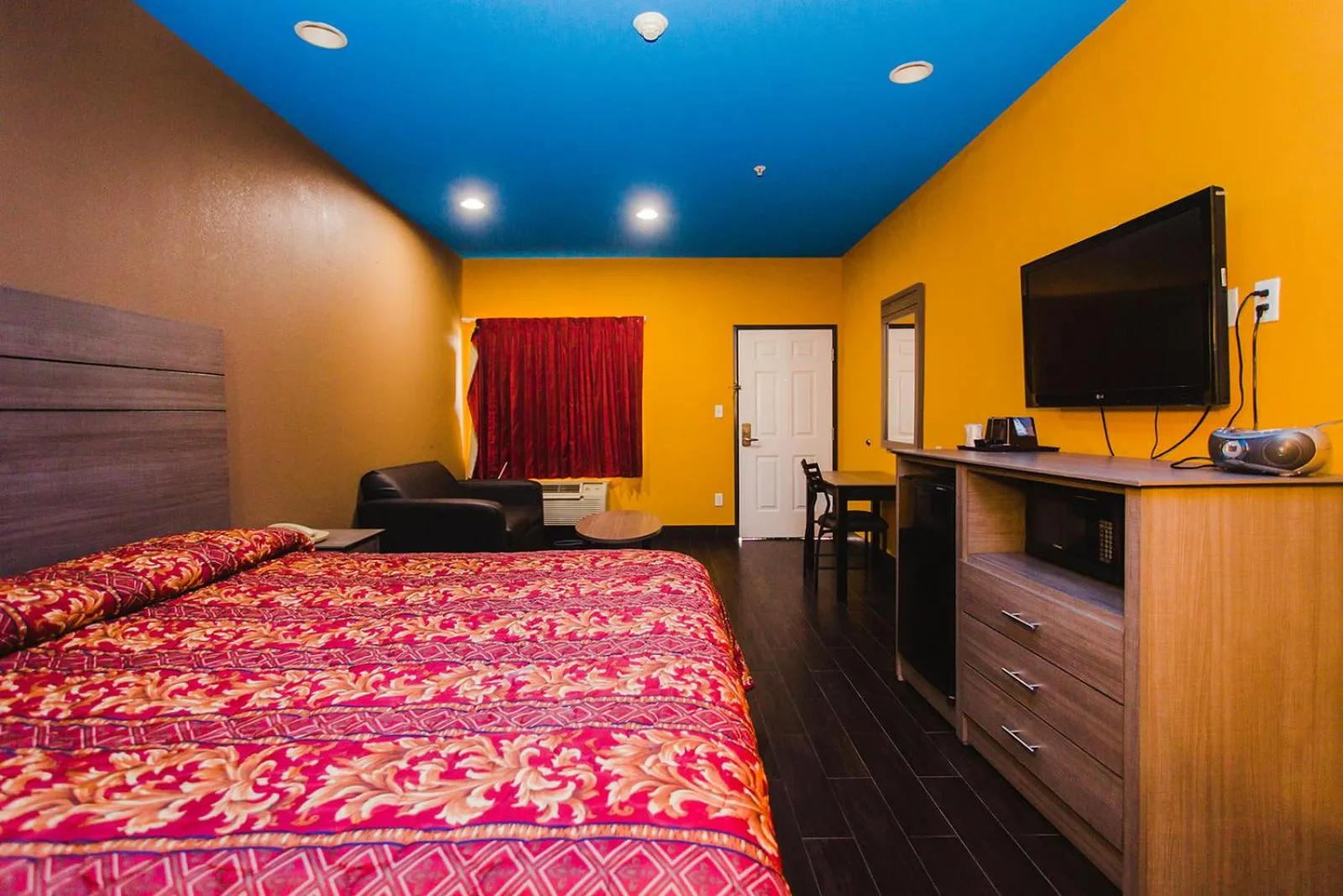 Bedroom, Bed in Moonlight Suites - Houston/George Bush Int'l Airport