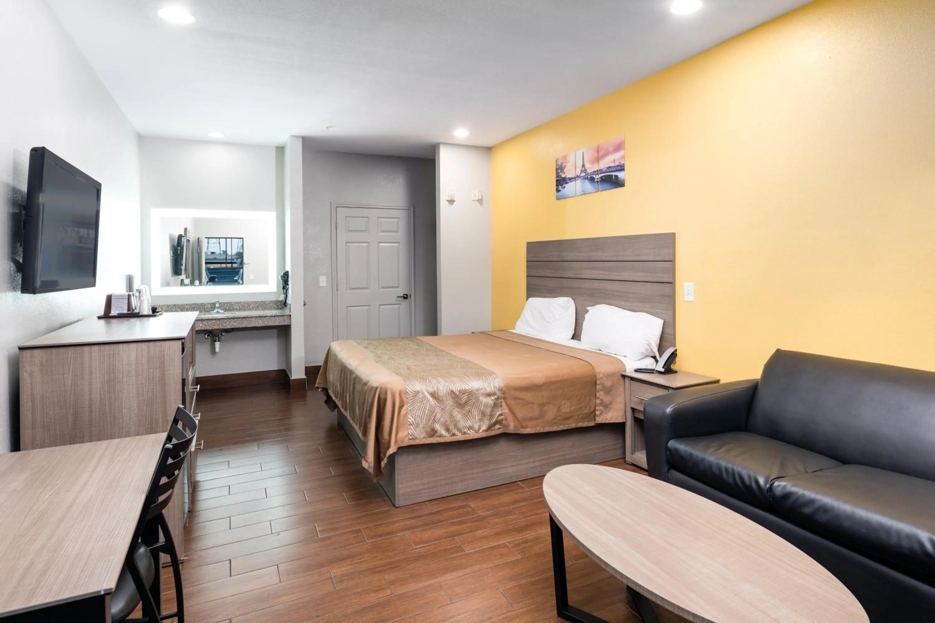 Bedroom, Bed in Moonlight Suites - Houston/George Bush Int'l Airport