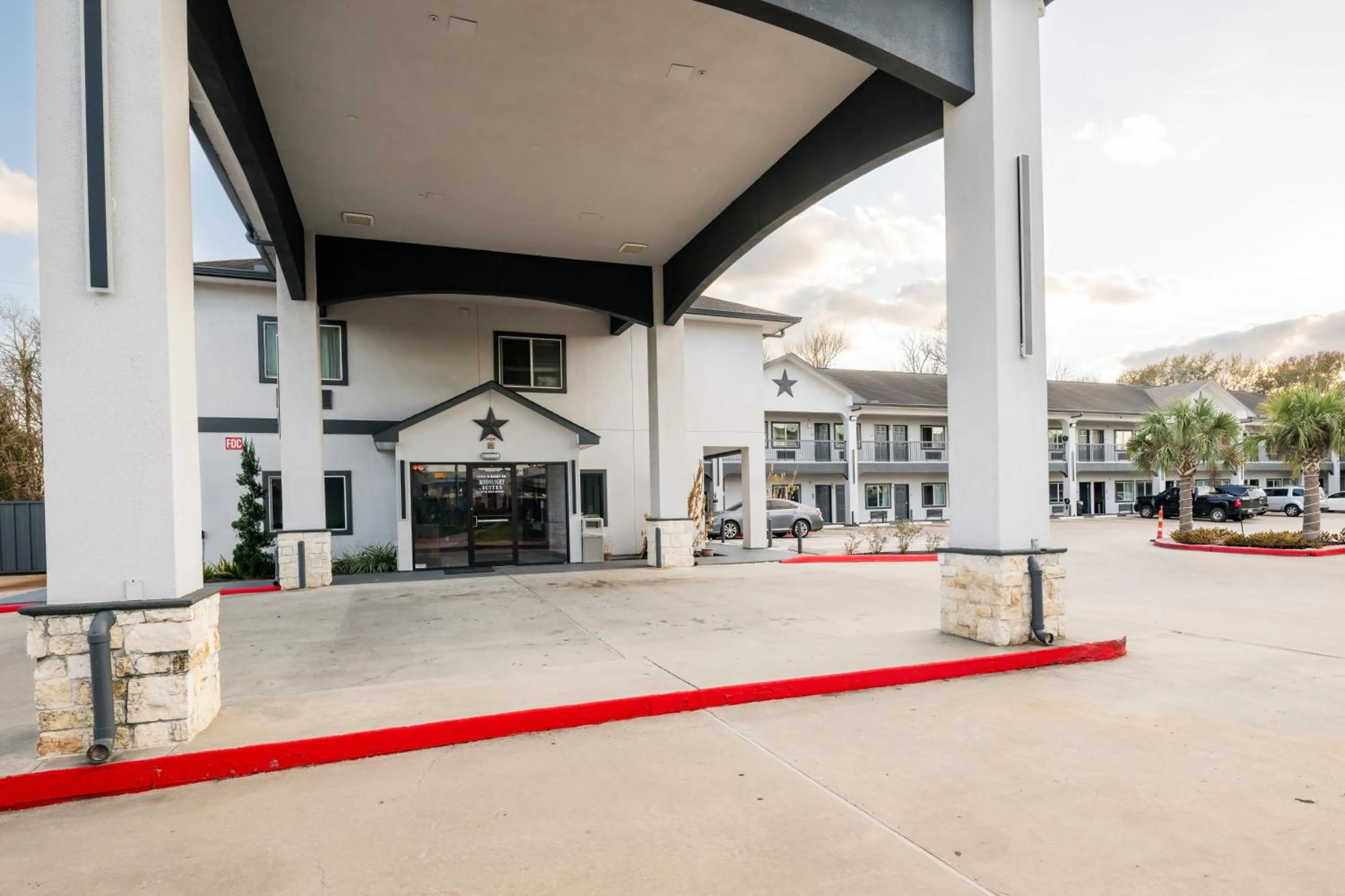 Property building in Moonlight Suites - Houston/George Bush Int'l Airport