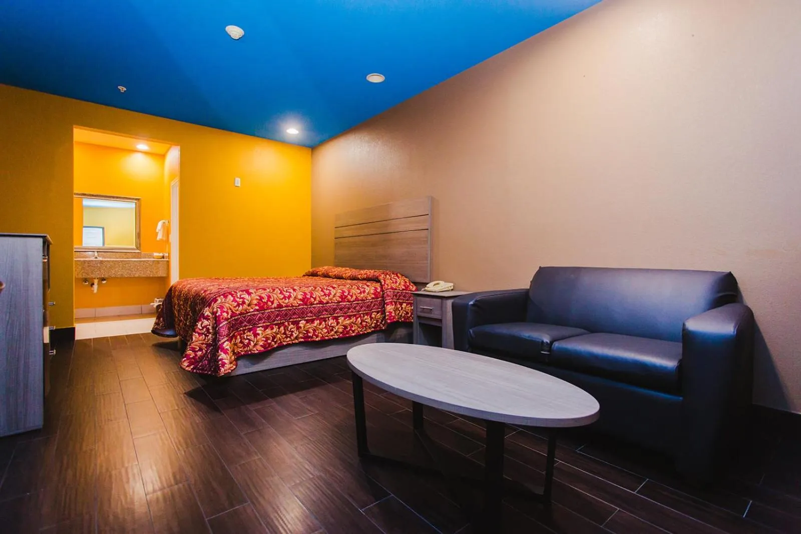 Bedroom, Bed in Moonlight Suites - Houston/George Bush Int'l Airport