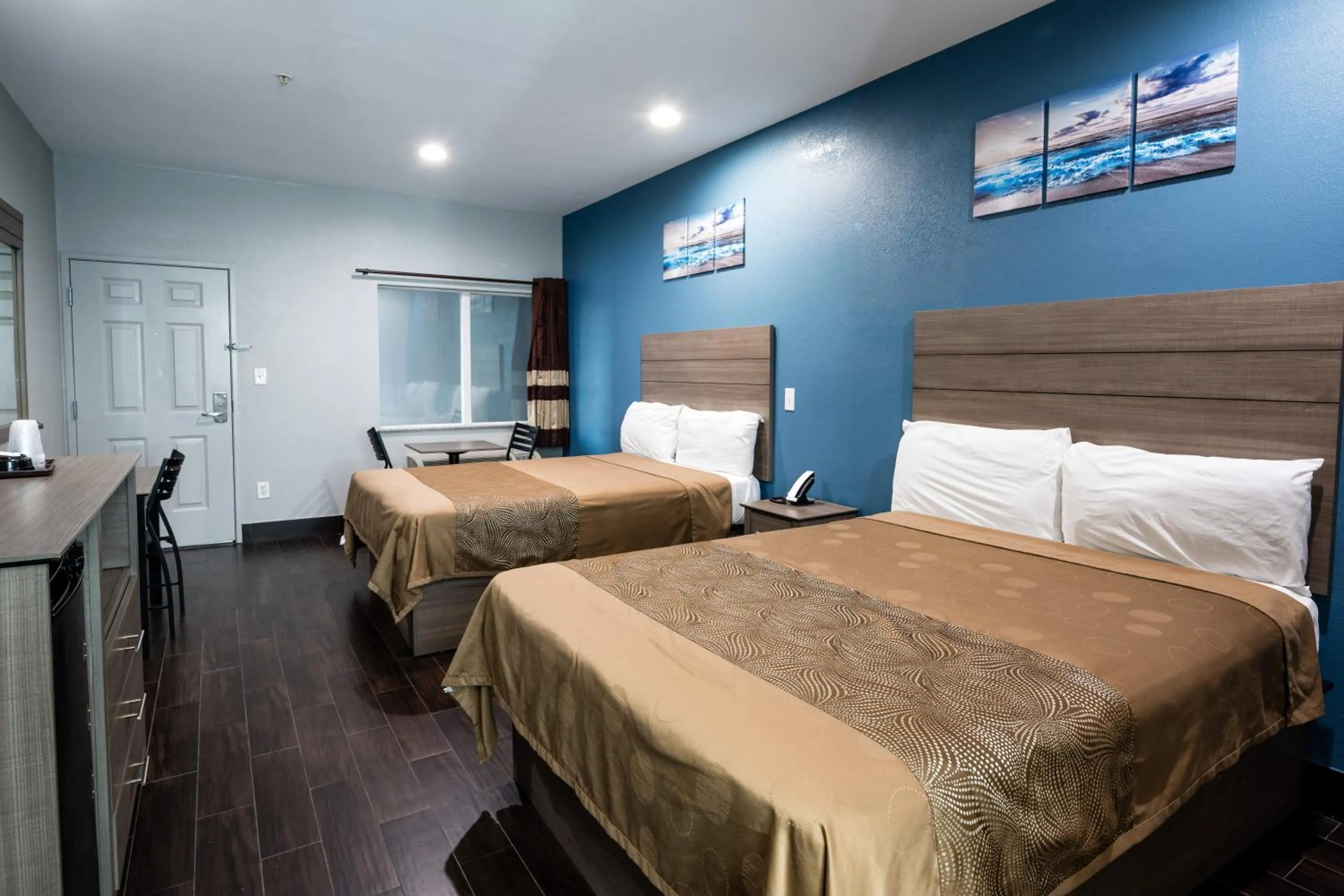 Bedroom, Bed in Moonlight Suites - Houston/George Bush Int'l Airport