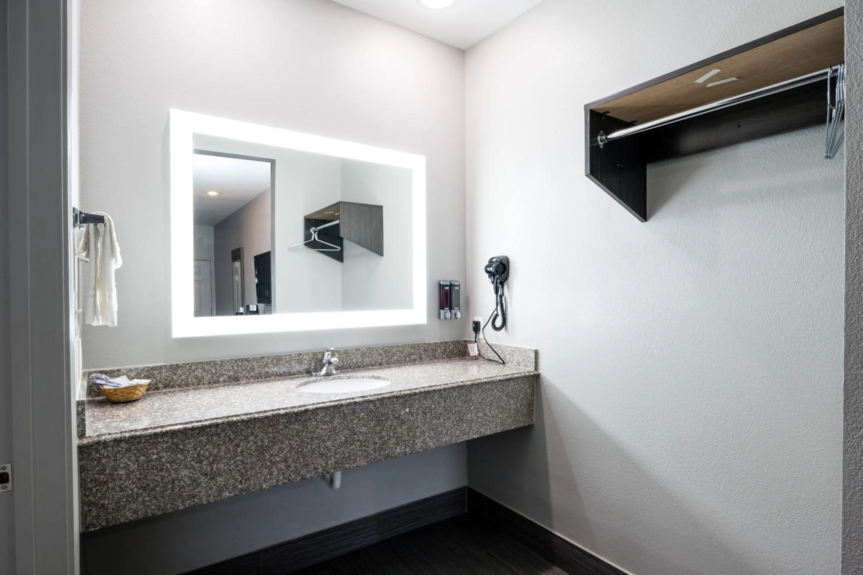 Bathroom in Moonlight Suites - Houston/George Bush Int'l Airport