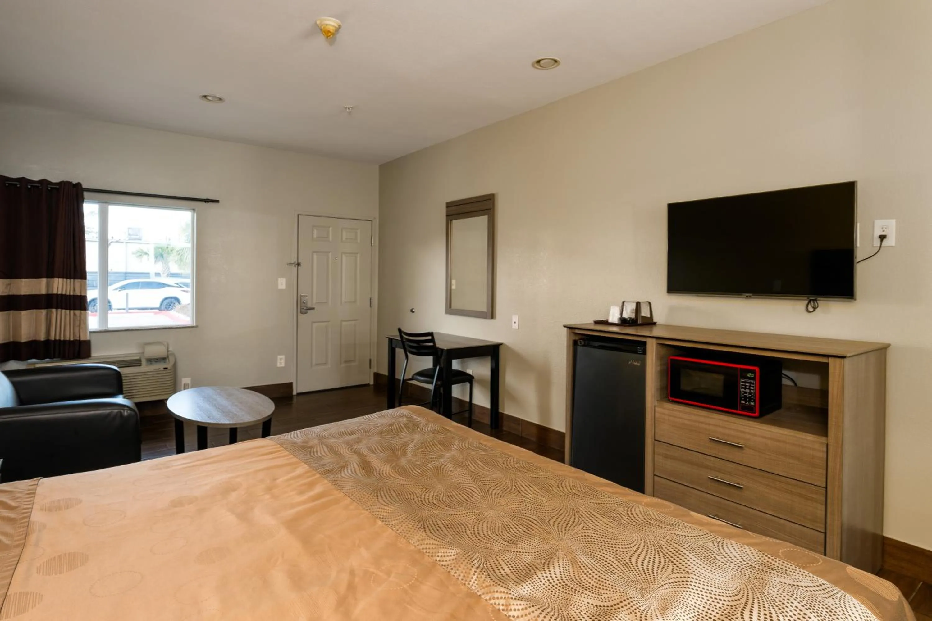 Bedroom, Bed in Moonlight Suites - Houston/George Bush Int'l Airport