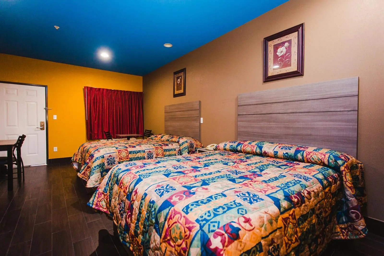 TV and multimedia, Bed in Moonlight Suites - Houston/George Bush Int'l Airport