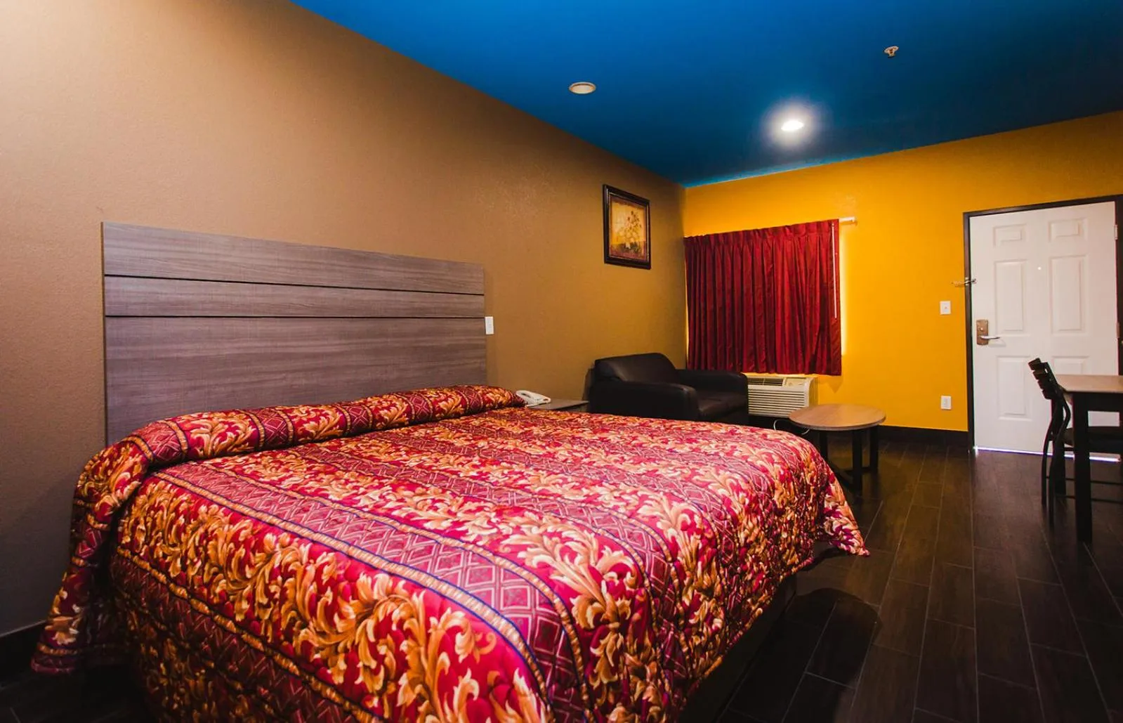 Bedroom, Bed in Moonlight Suites - Houston/George Bush Int'l Airport