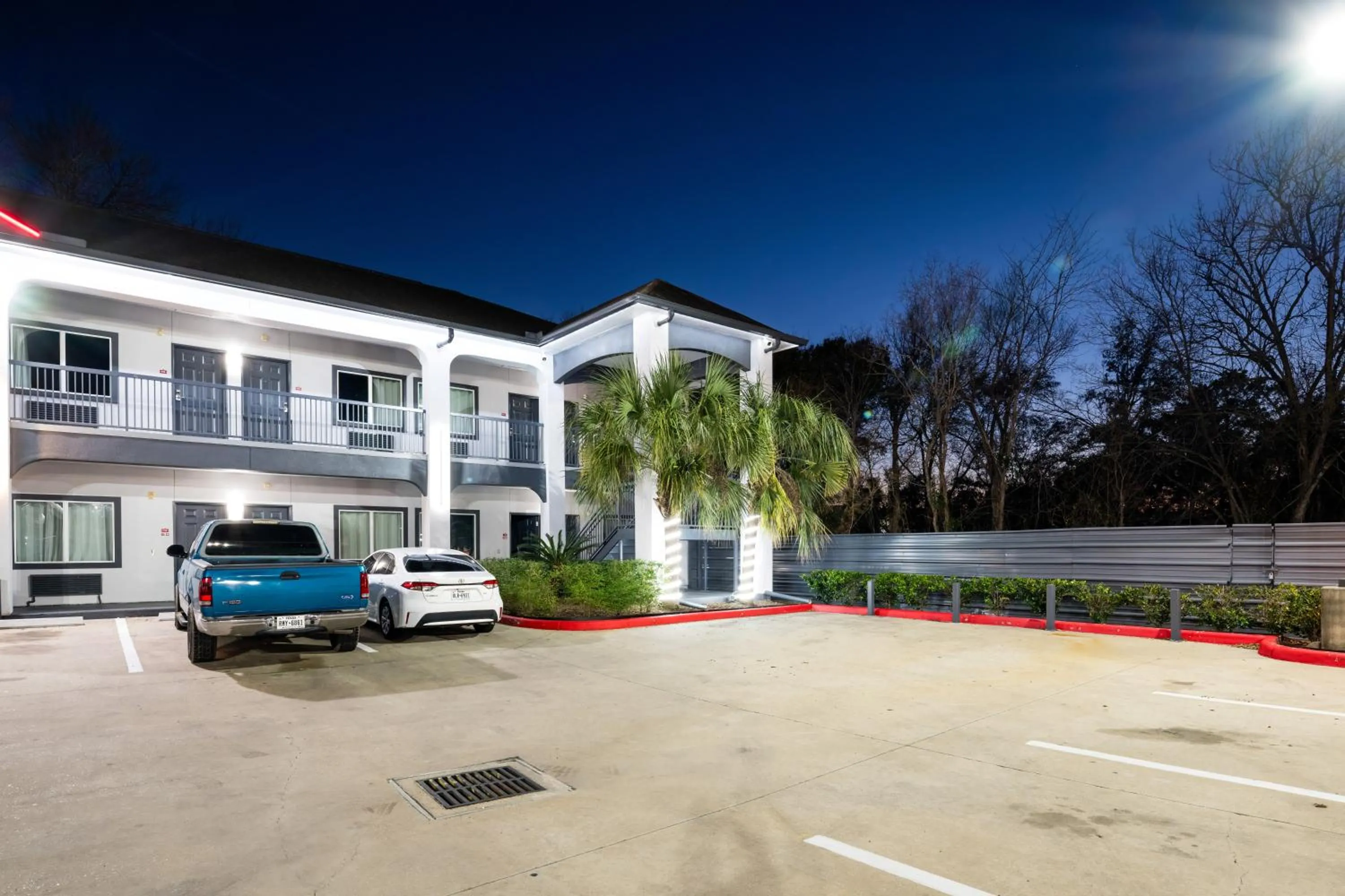 Property building in Moonlight Suites - Houston/George Bush Int'l Airport