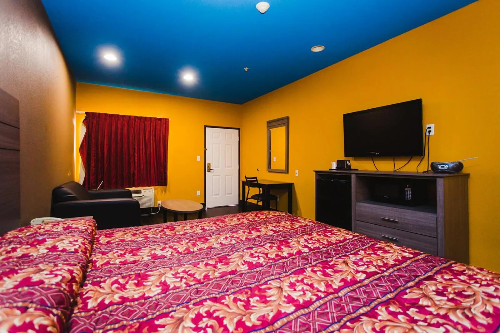 Bedroom, Bed in Moonlight Suites - Houston/George Bush Int'l Airport