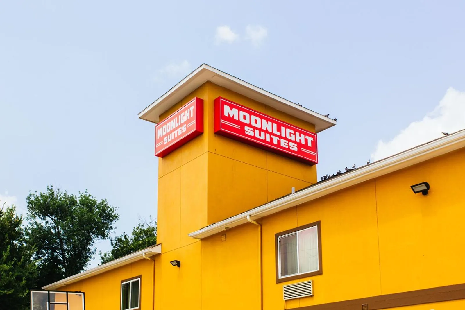 Property building in Moonlight Suites - Houston/George Bush Int'l Airport