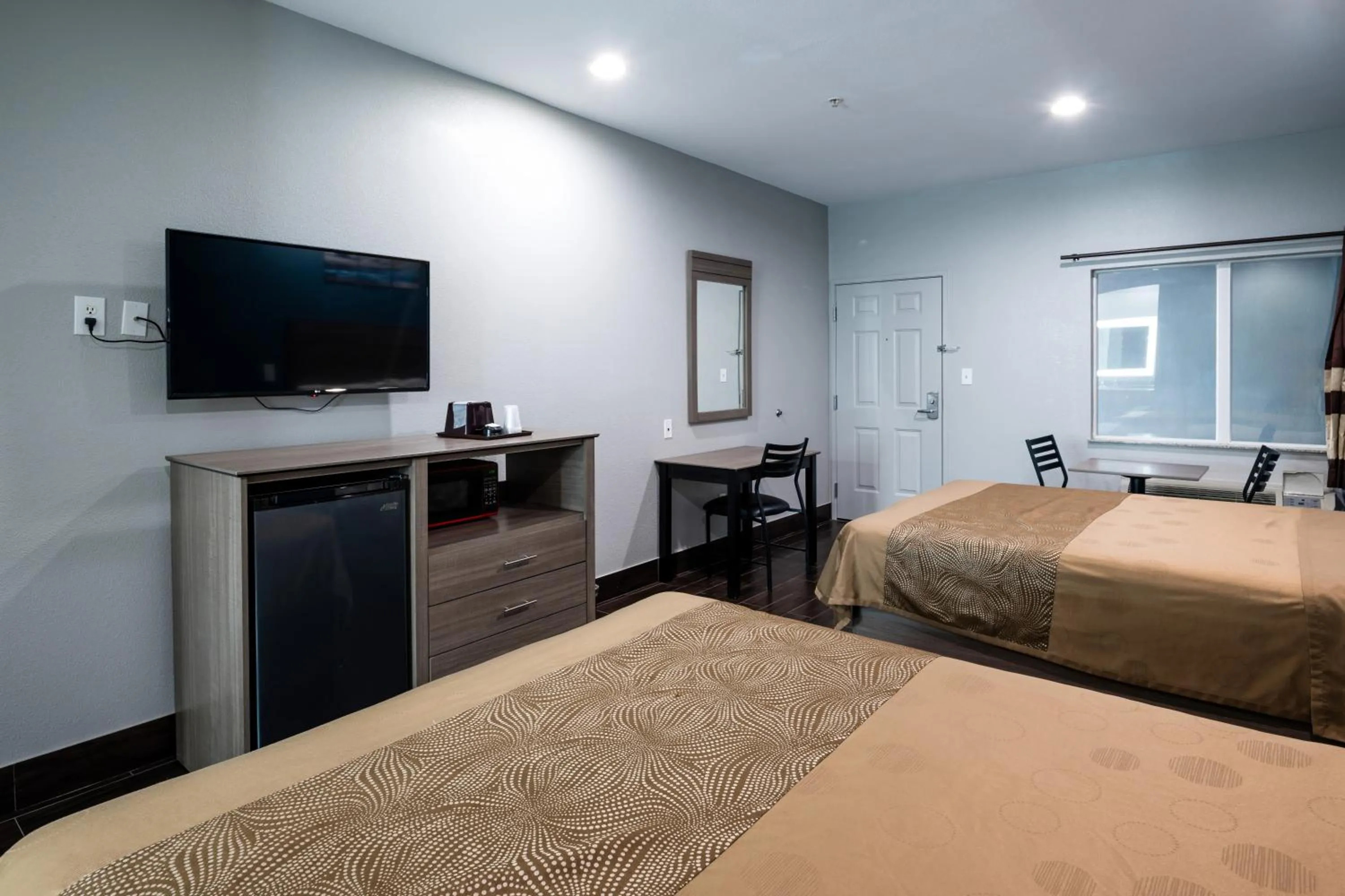 Bedroom, Bed in Moonlight Suites - Houston/George Bush Int'l Airport