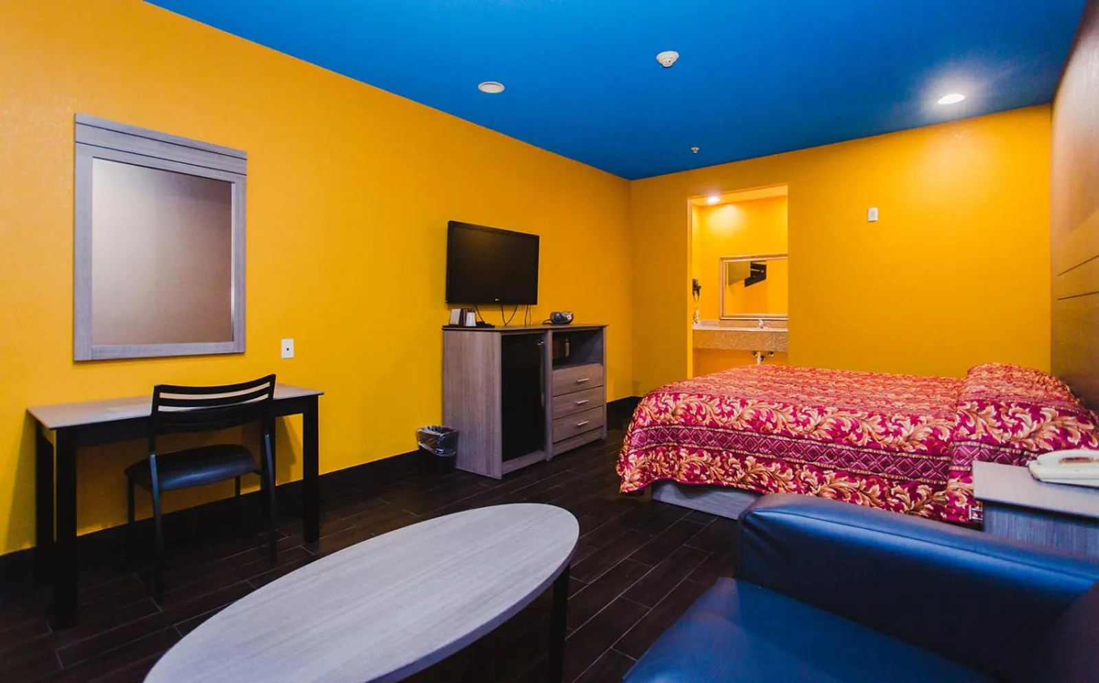 Bedroom, Bed in Moonlight Suites - Houston/George Bush Int'l Airport