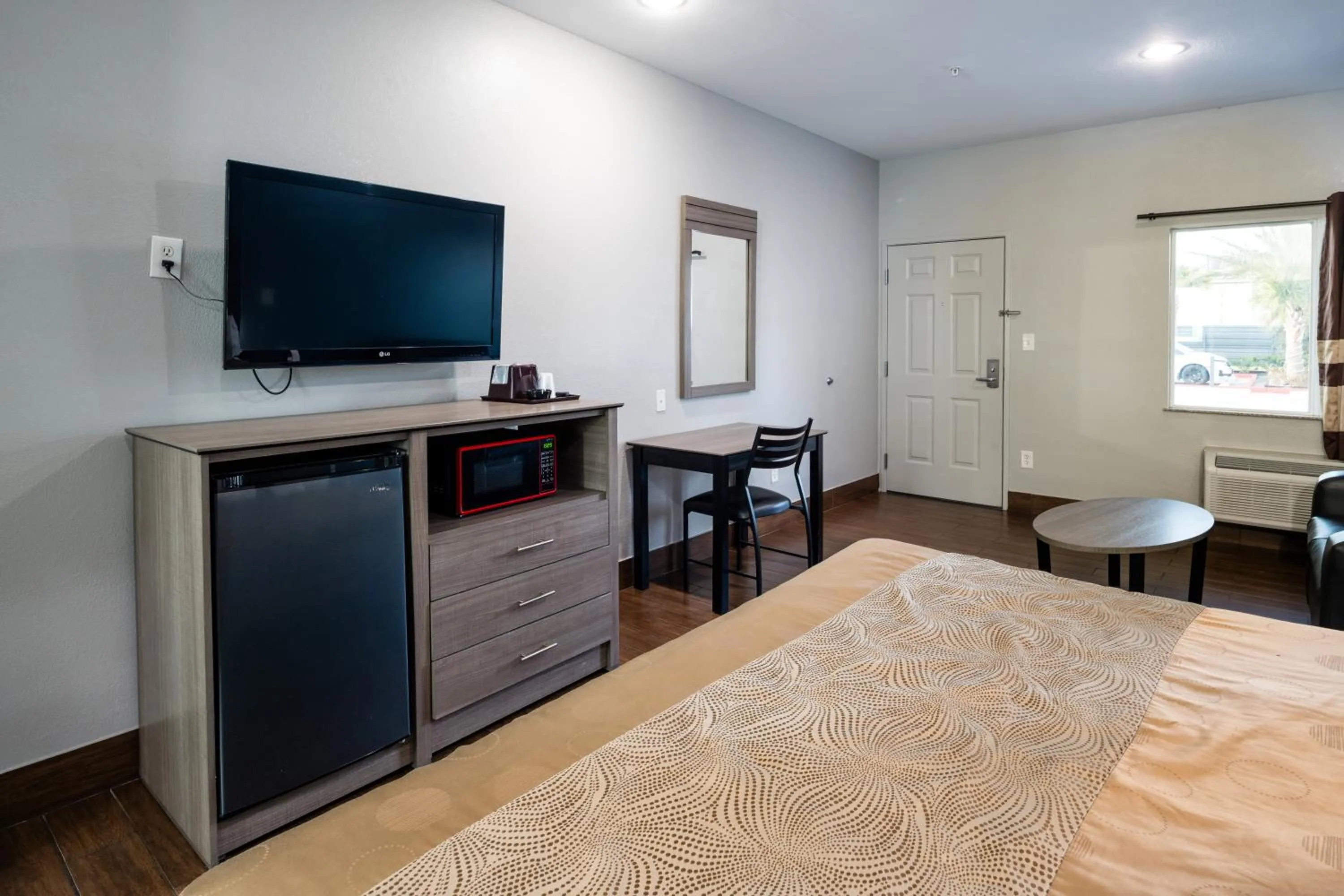 Bedroom, Bed in Moonlight Suites - Houston/George Bush Int'l Airport