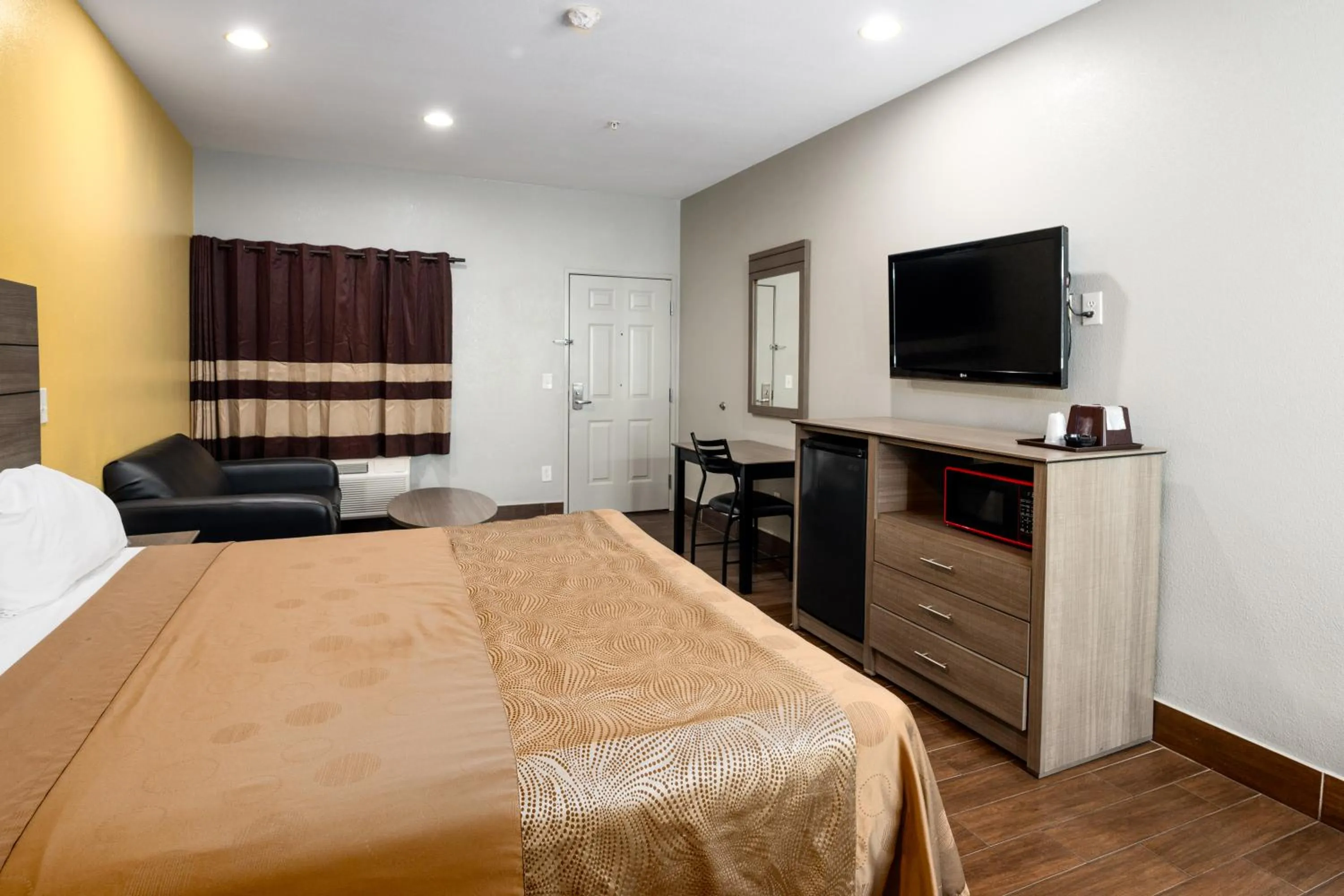 Bedroom, Bed in Moonlight Suites - Houston/George Bush Int'l Airport