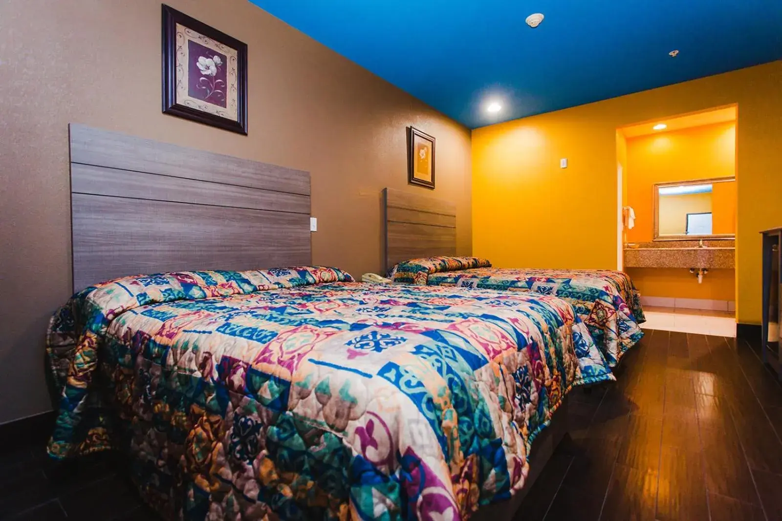 Bedroom, Bed in Moonlight Suites - Houston/George Bush Int'l Airport Bedroom, Bed in Moonlight Suites - Houston/George Bush Int'l Airport