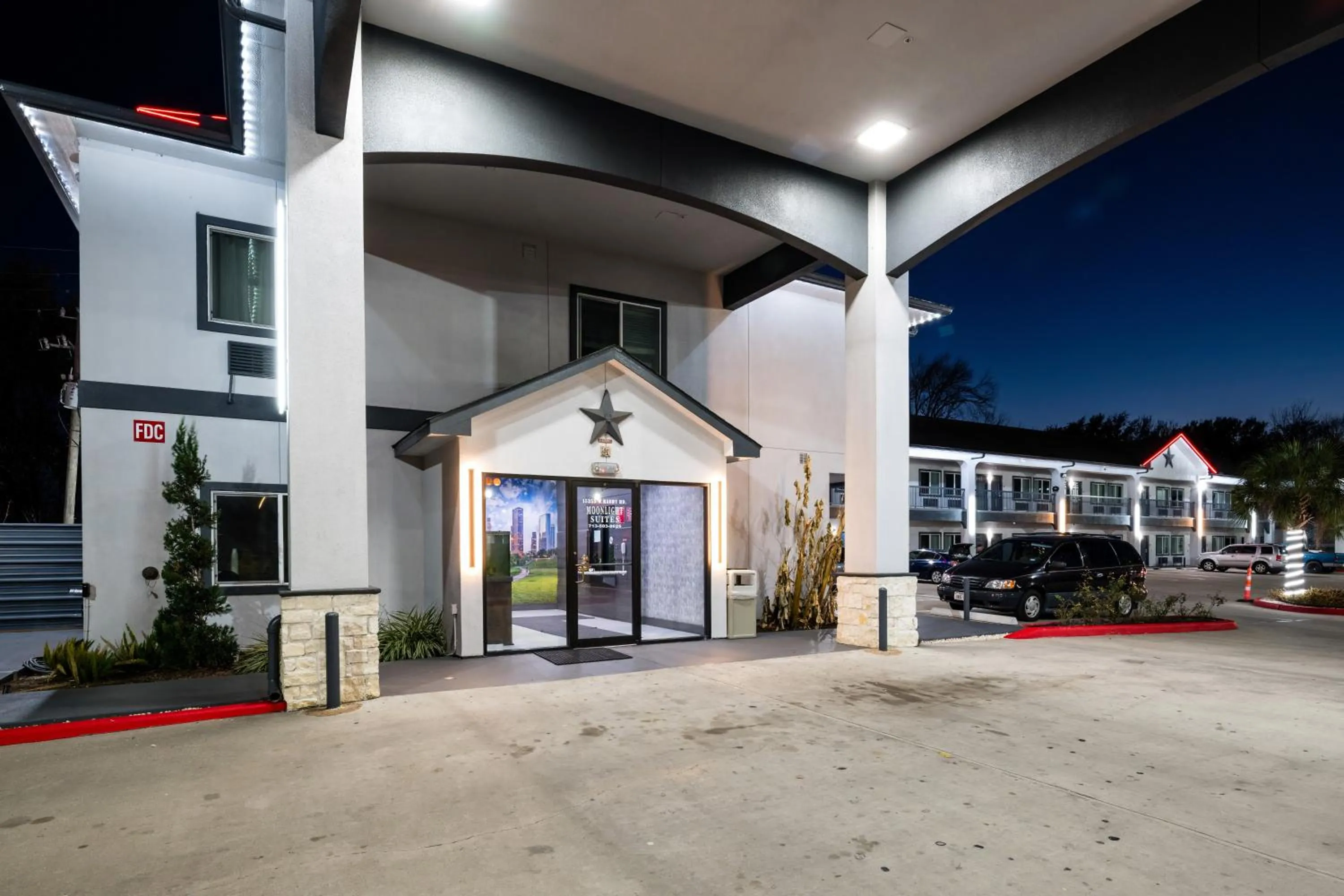 Property building in Moonlight Suites - Houston/George Bush Int'l Airport