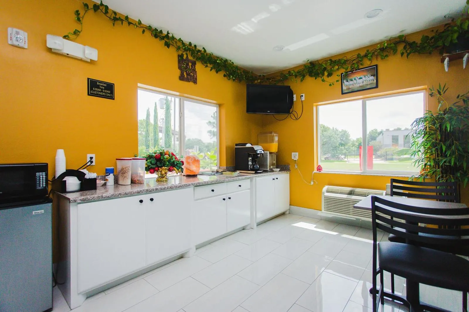 Breakfast in Moonlight Suites - Houston/George Bush Int'l Airport