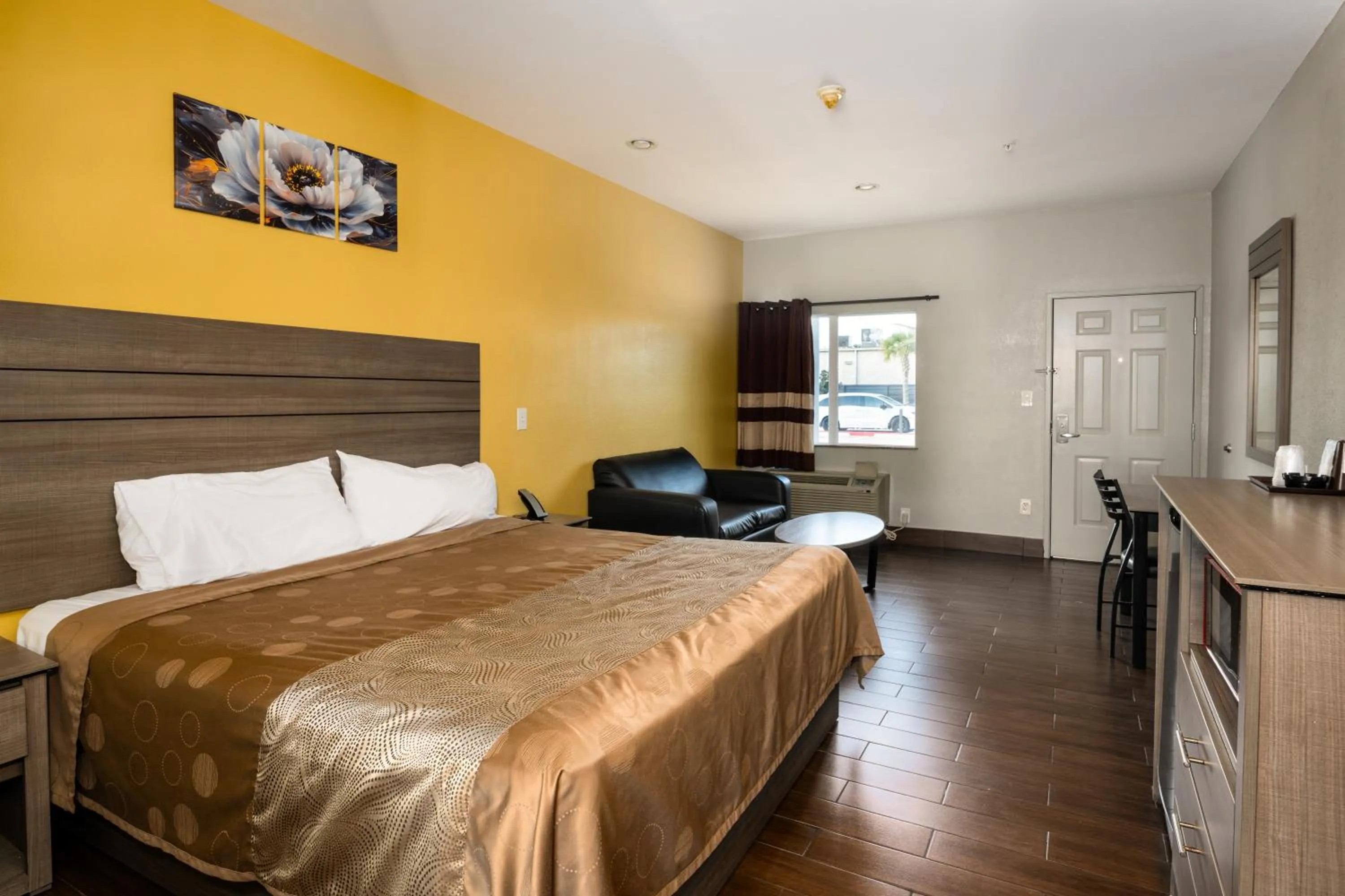 Bedroom, Bed in Moonlight Suites - Houston/George Bush Int'l Airport