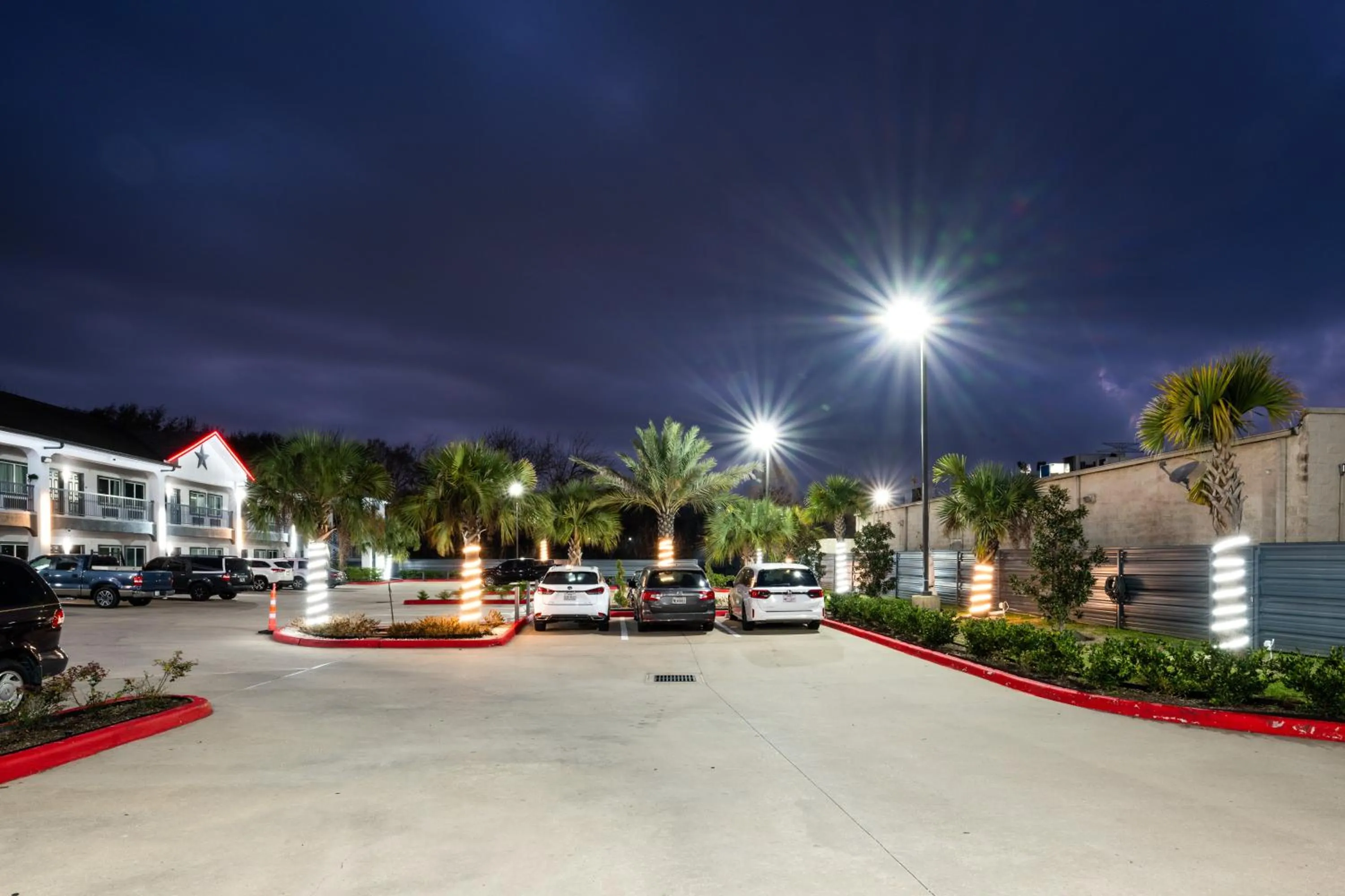 Property building in Moonlight Suites - Houston/George Bush Int'l Airport
