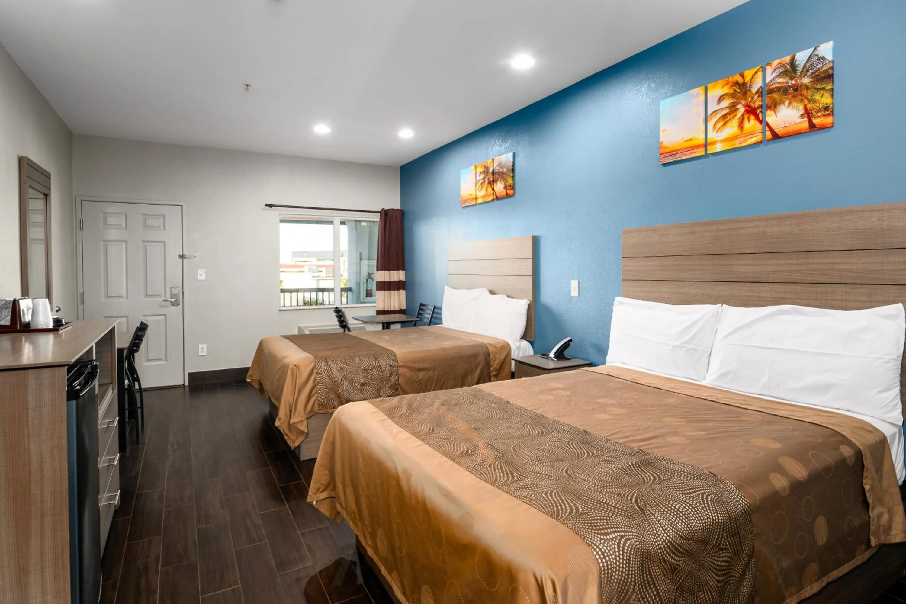 Bedroom, Bed in Moonlight Suites - Houston/George Bush Int'l Airport