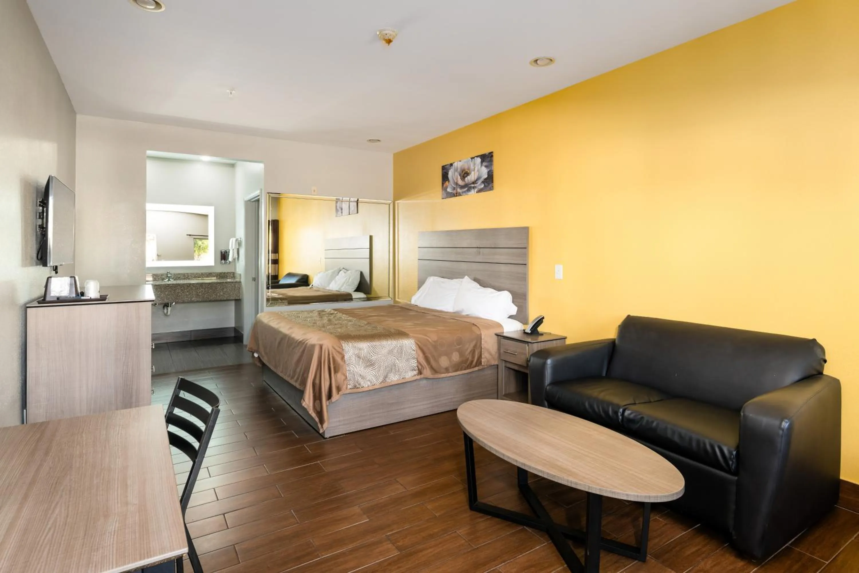 Bedroom, Bed in Moonlight Suites - Houston/George Bush Int'l Airport