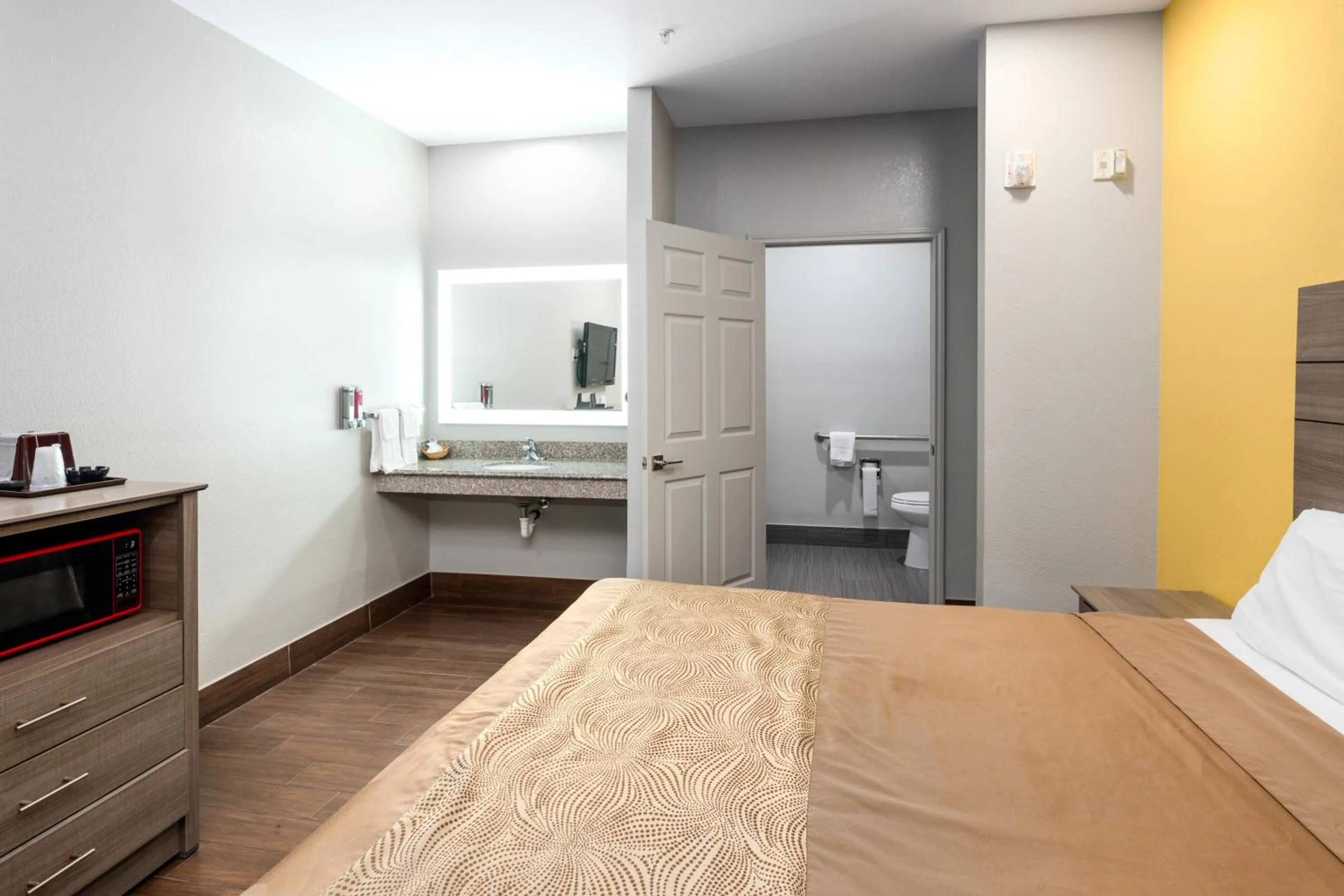 Bedroom, Bed in Moonlight Suites - Houston/George Bush Int'l Airport