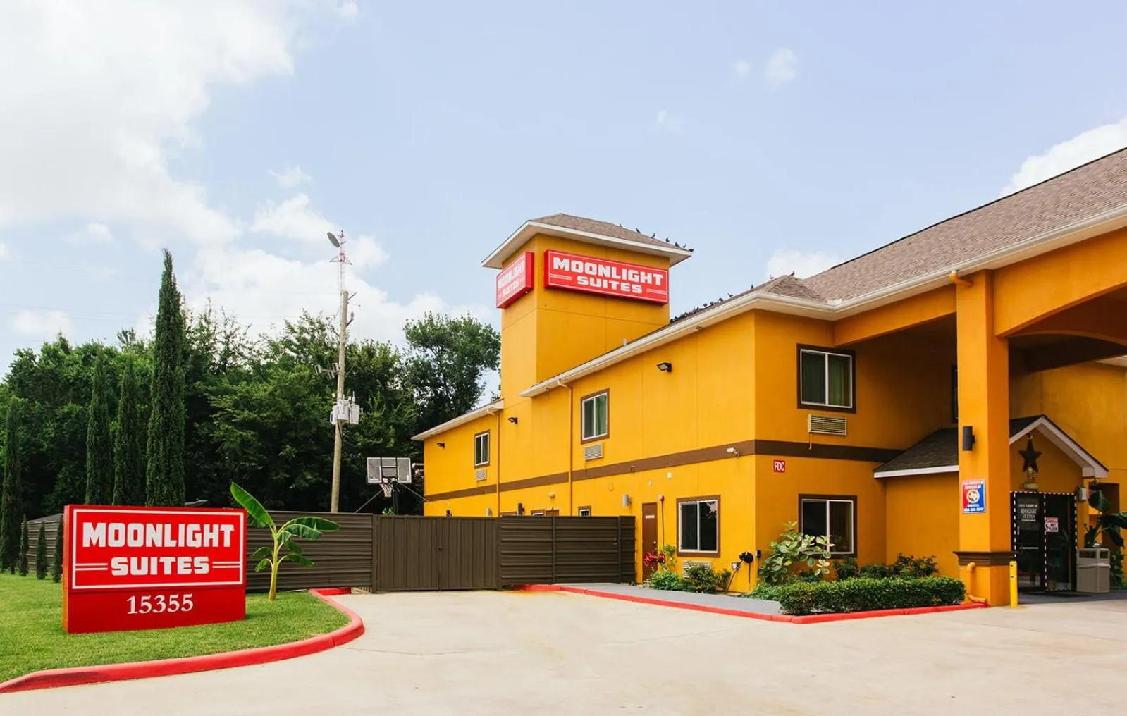 Property building in Moonlight Suites - Houston/George Bush Int'l Airport