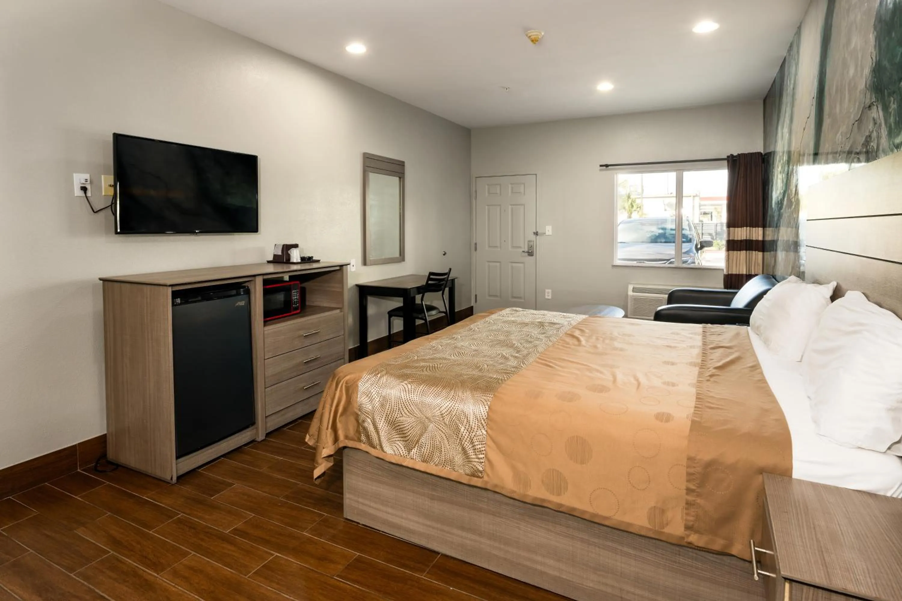 Bedroom, Bed in Moonlight Suites - Houston/George Bush Int'l Airport