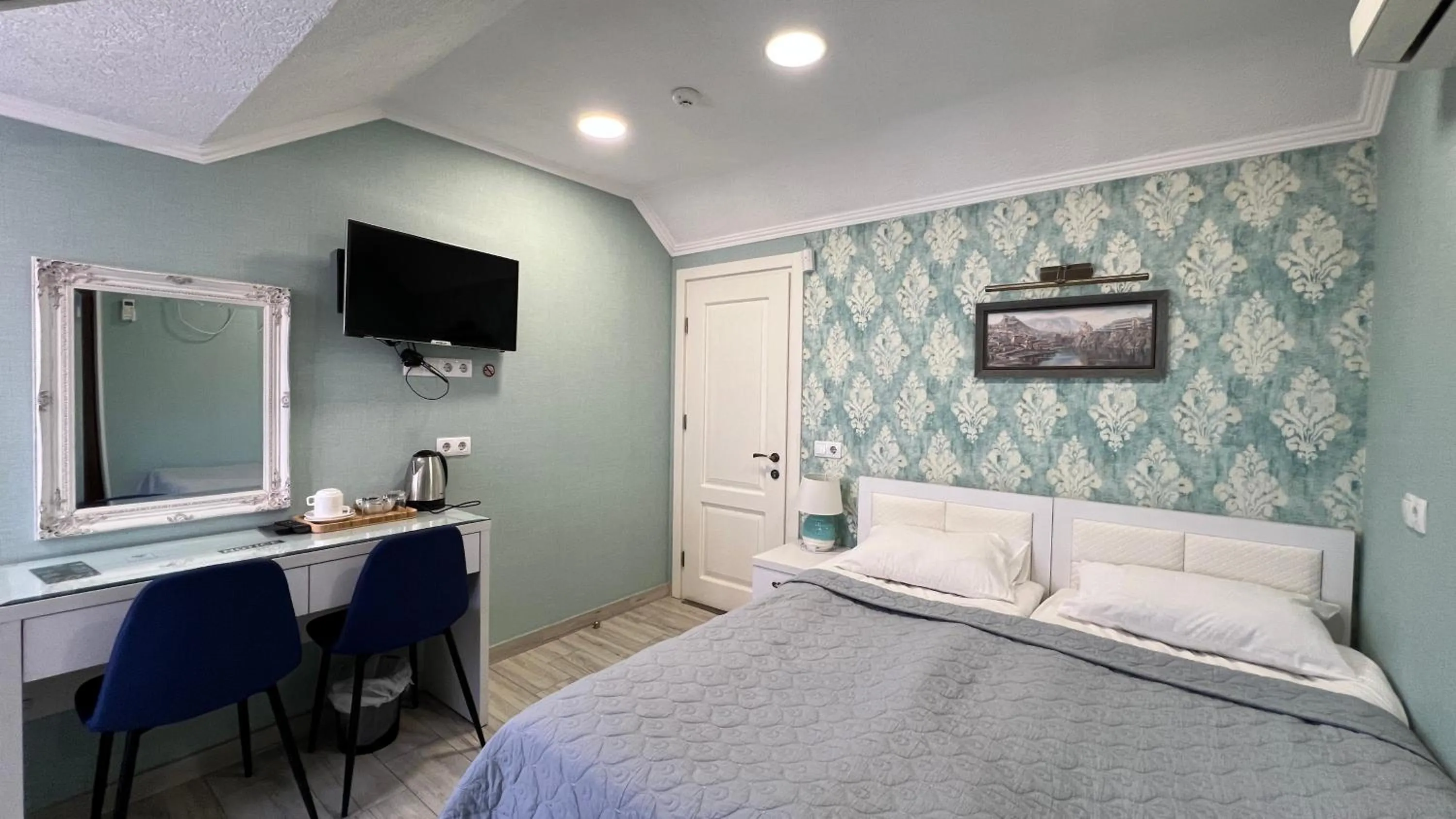 TV and multimedia, Bed in Hotel Nicolas