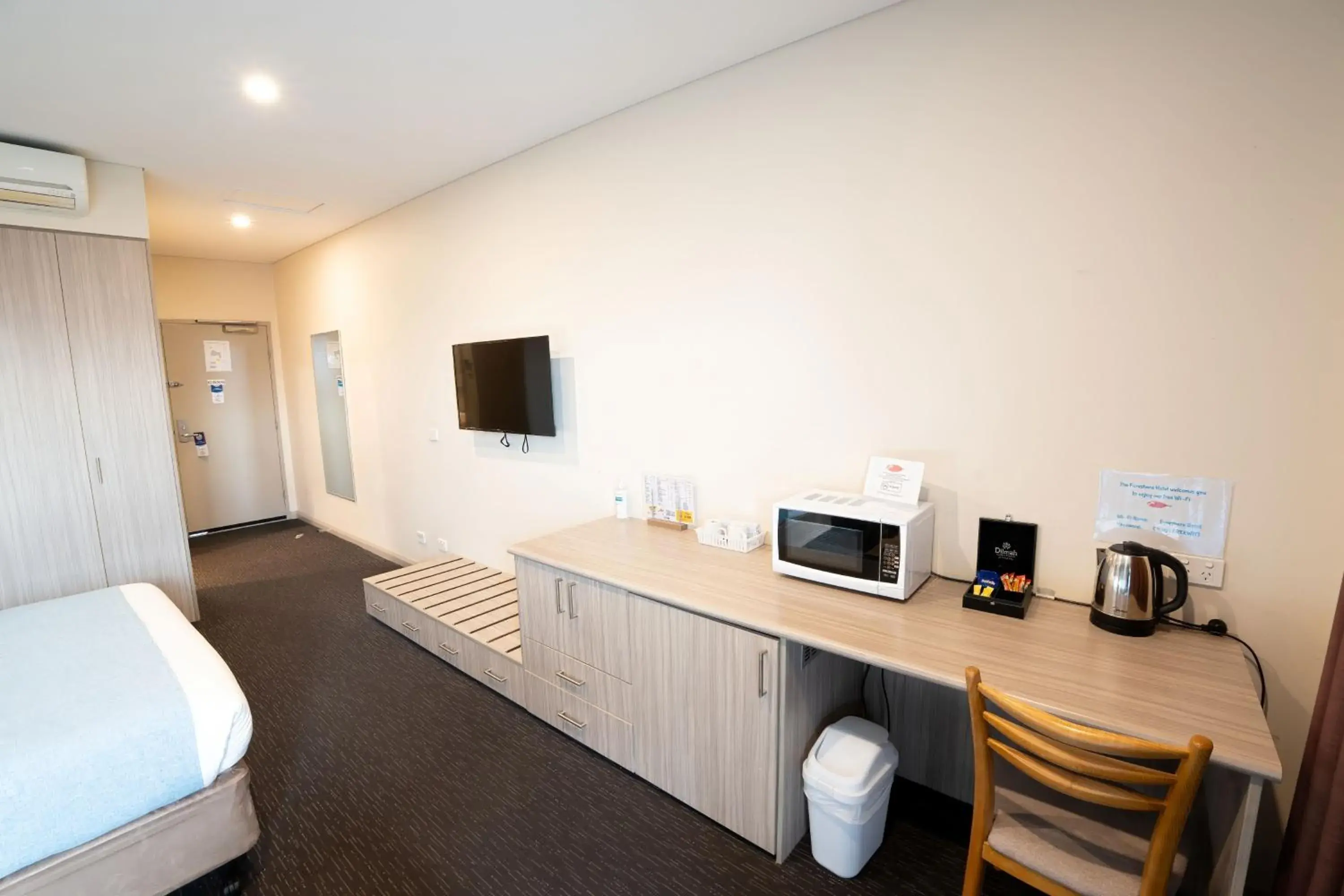 Coffee/tea facilities, Bed in Foreshore Hotel Coffee/tea facilities, Bed in Foreshore Hotel