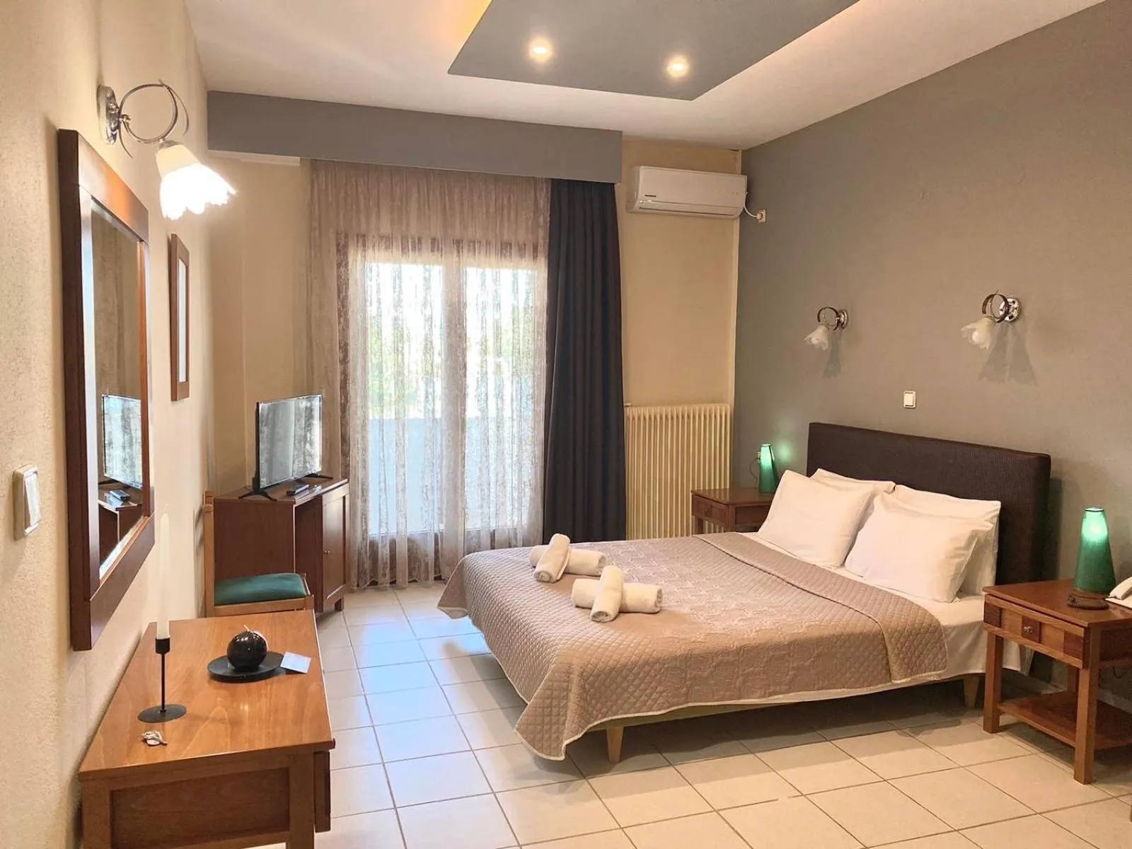 Bed in Thrassa Hotel