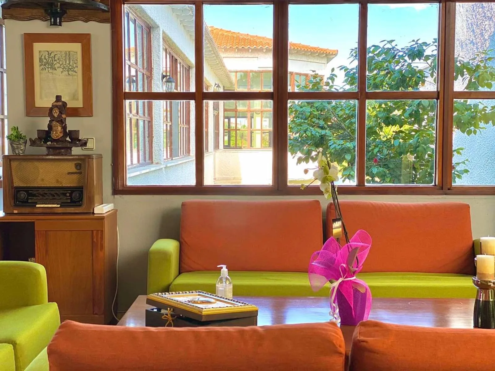 Living room in Thrassa Hotel