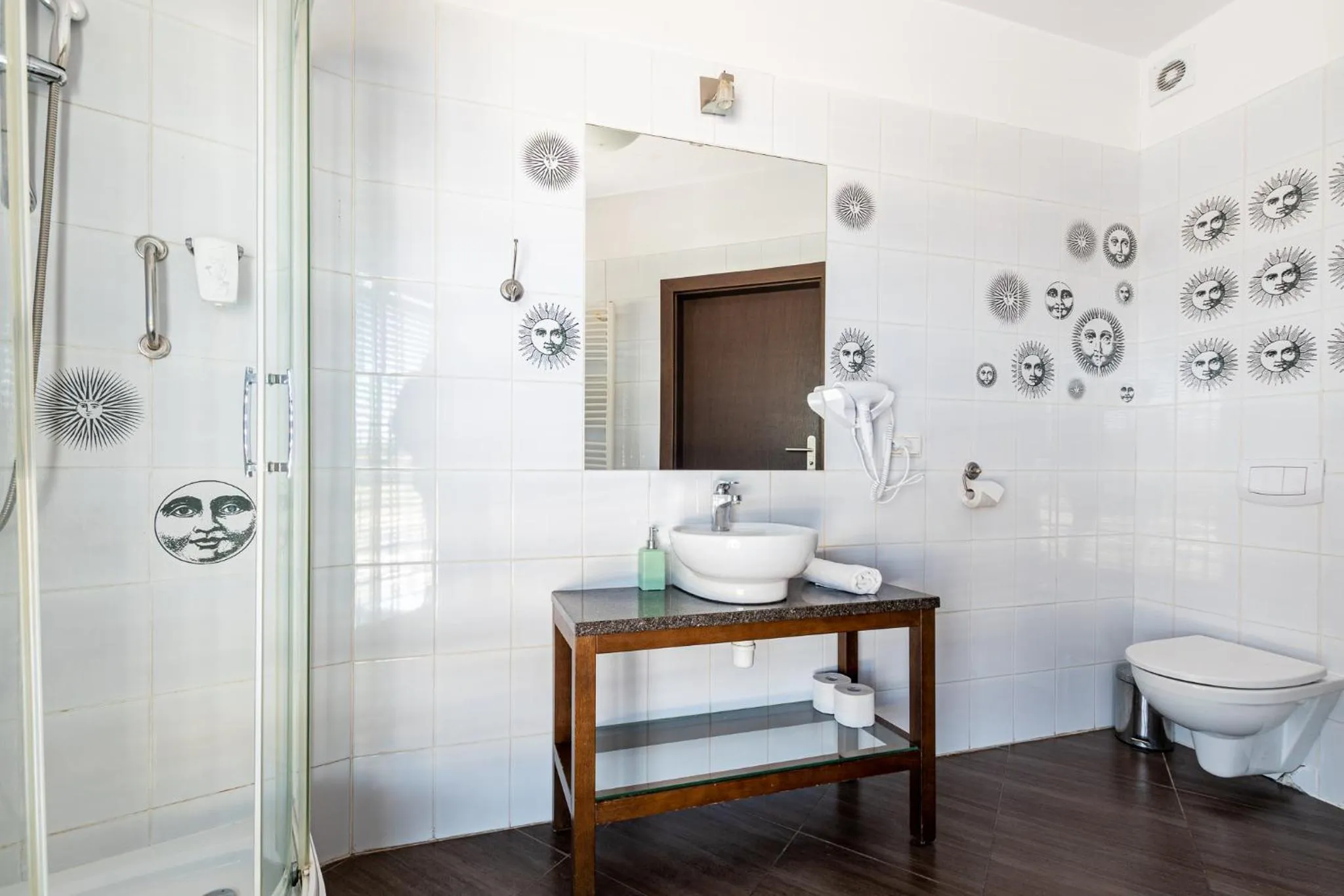 Shower in Hotel Willowa