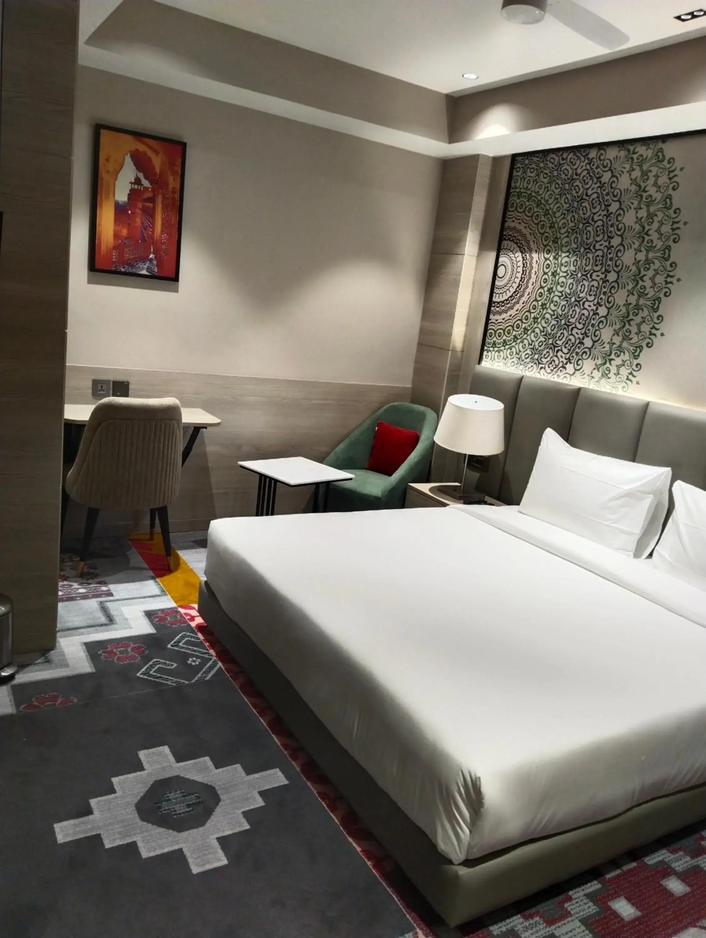 Seating area, Bed in Crystal Inn Seating area, Bed in Crystal Inn