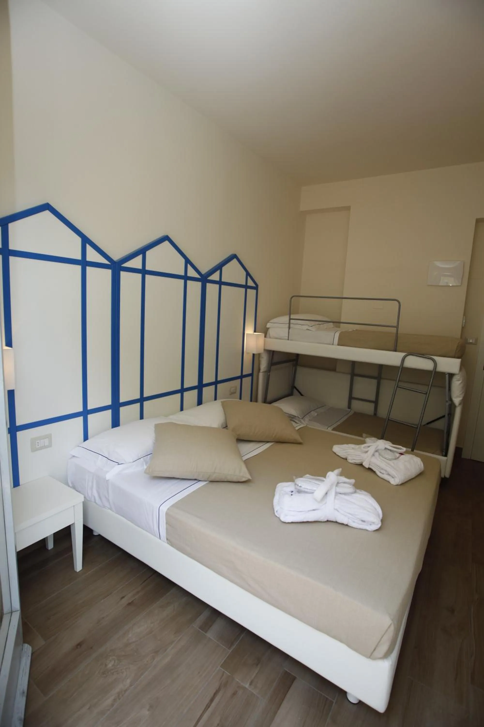 bunk bed, Bed in Mini Hotel