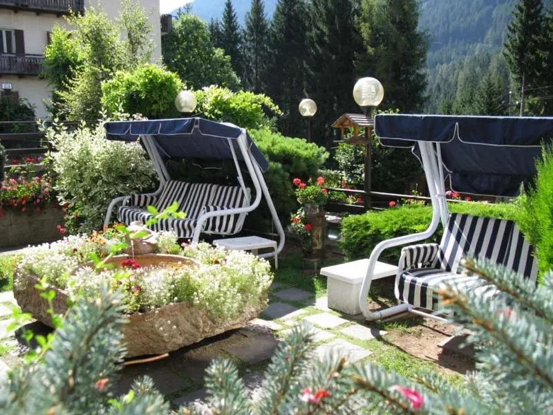 Patio in Albergo Miravalle-Tre Cime Views