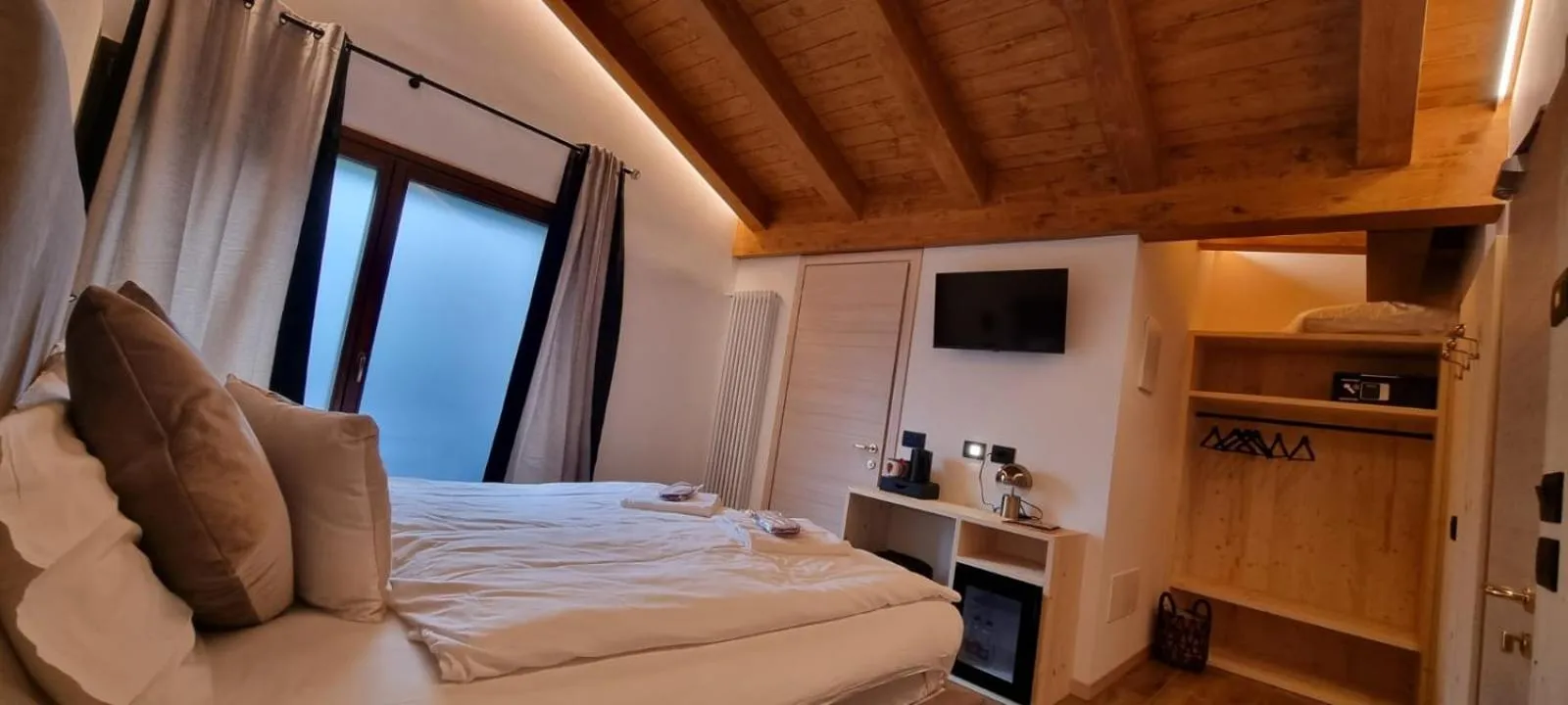 Bed in Albergo Miravalle-Tre Cime Views