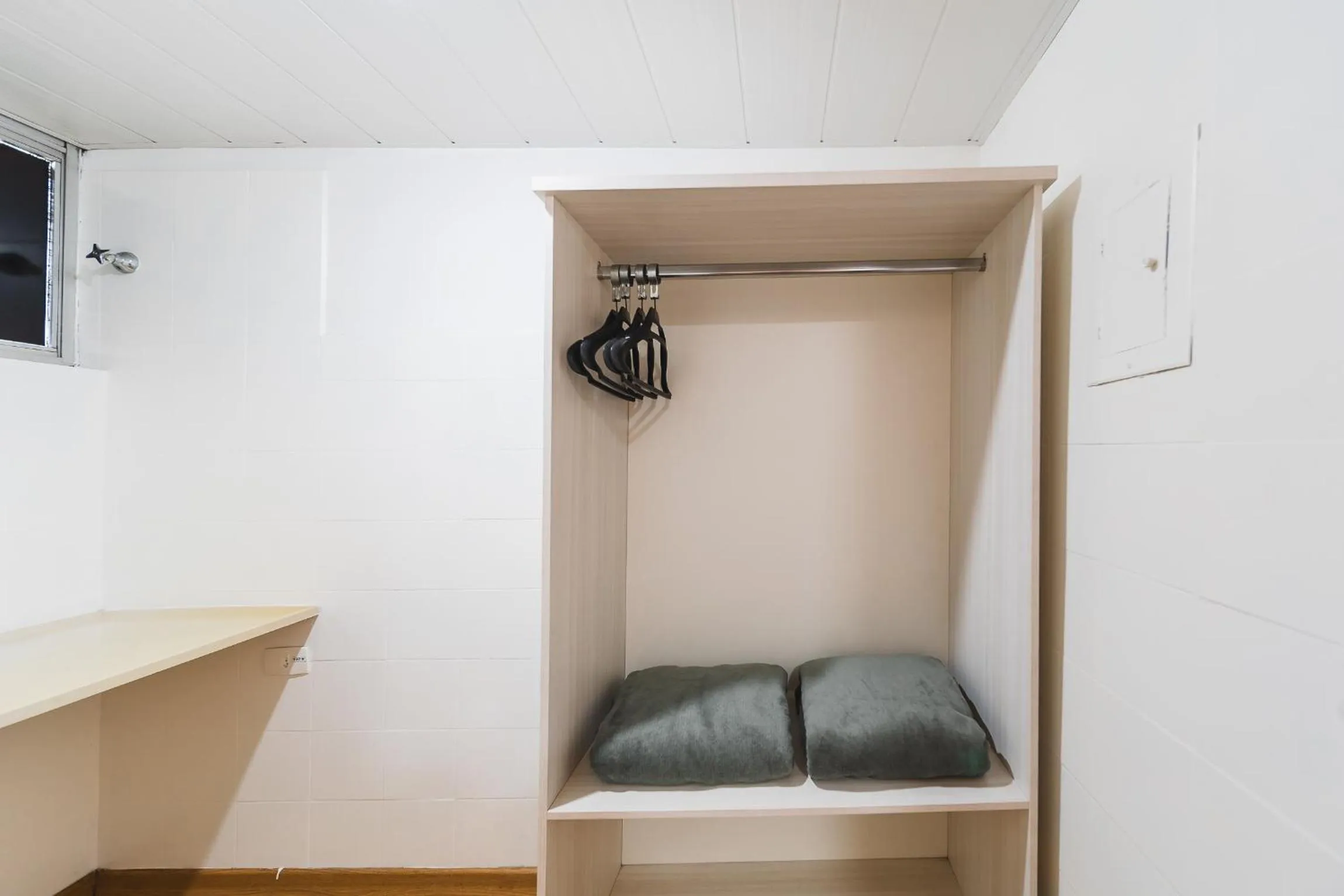 wardrobe in Hotel Nacional Inn Curitiba Estação Shopping