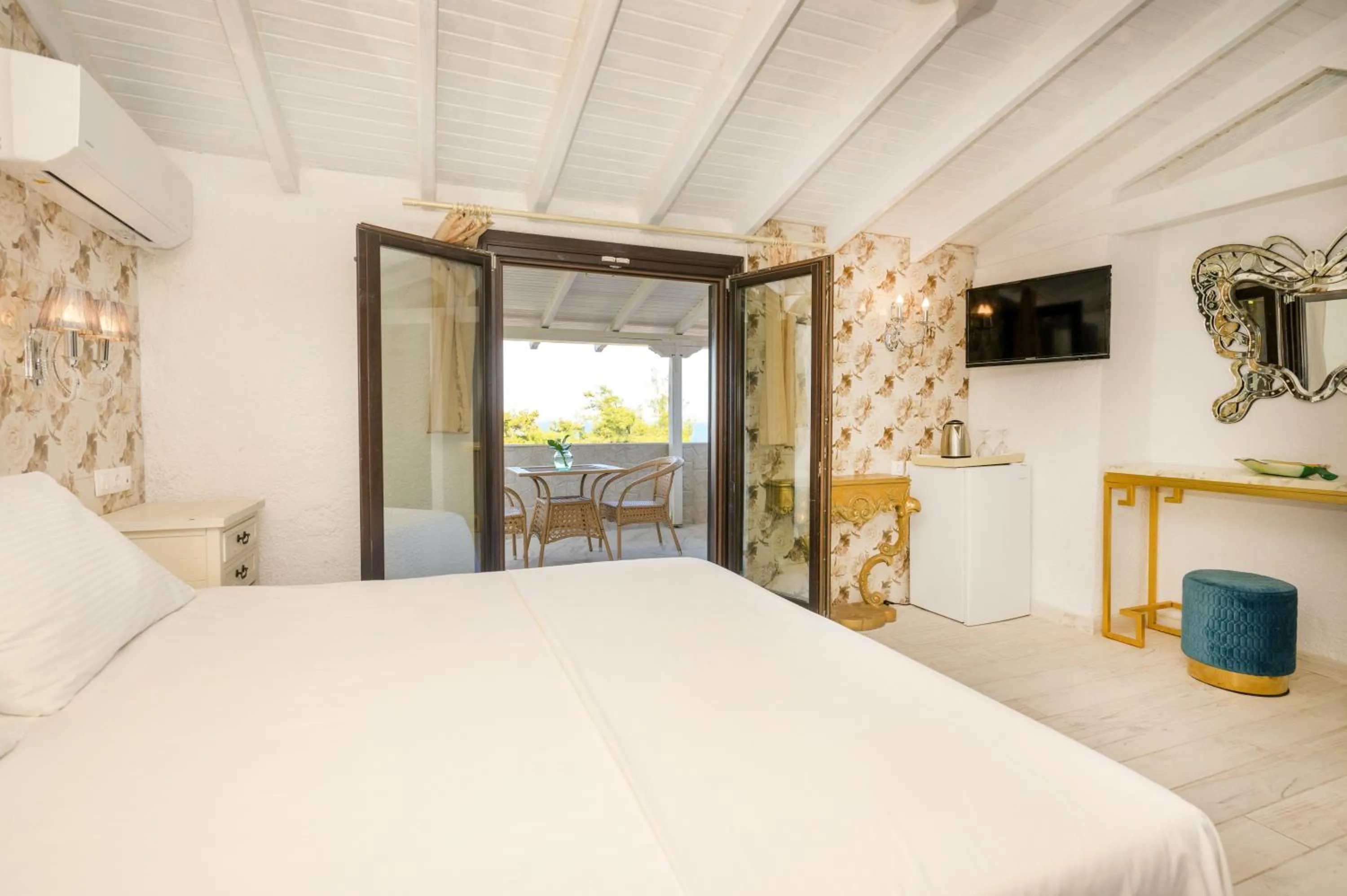 Bedroom, Bed in Leandros Hotel