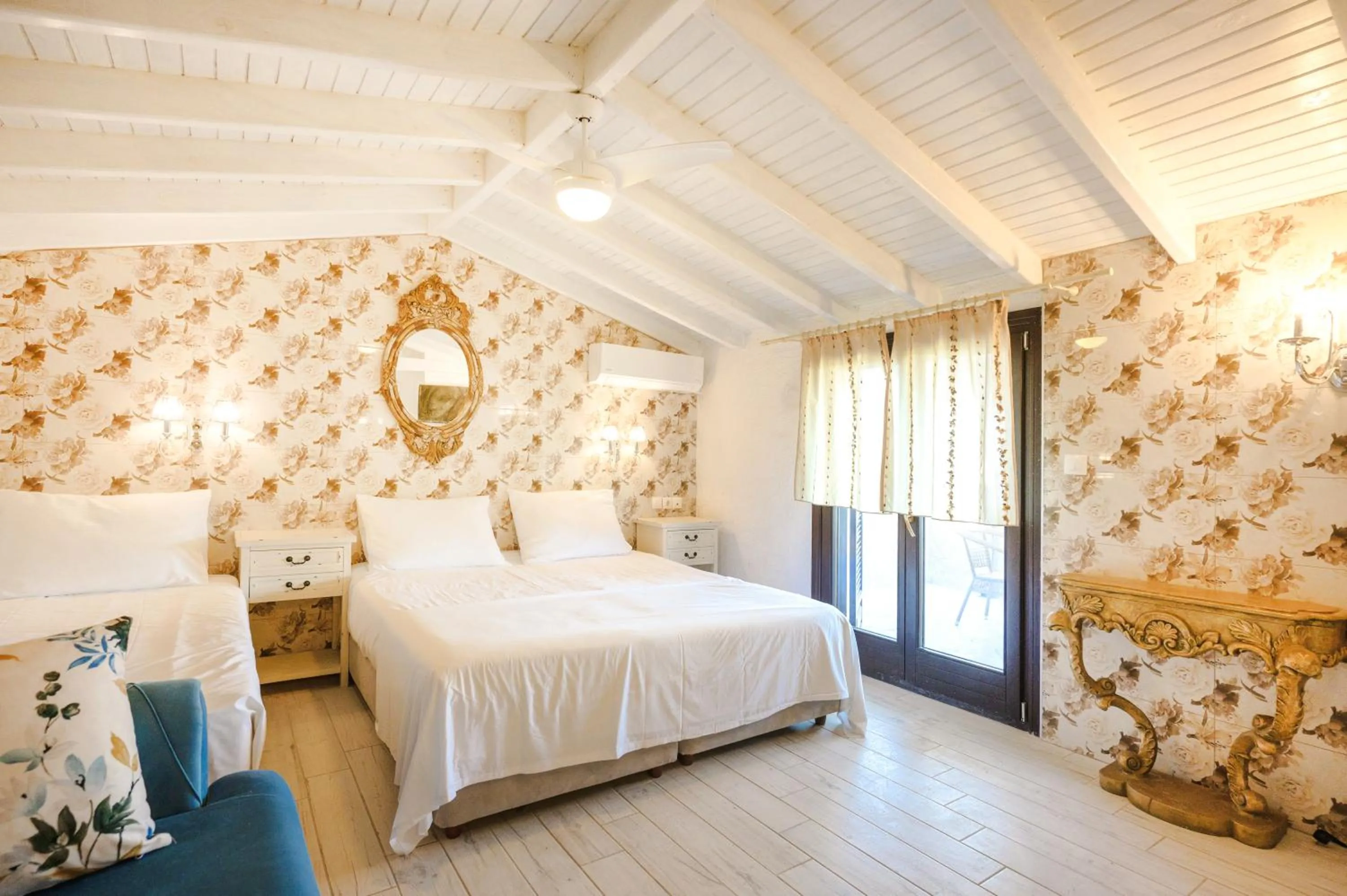 Property building, Bed in Leandros Hotel