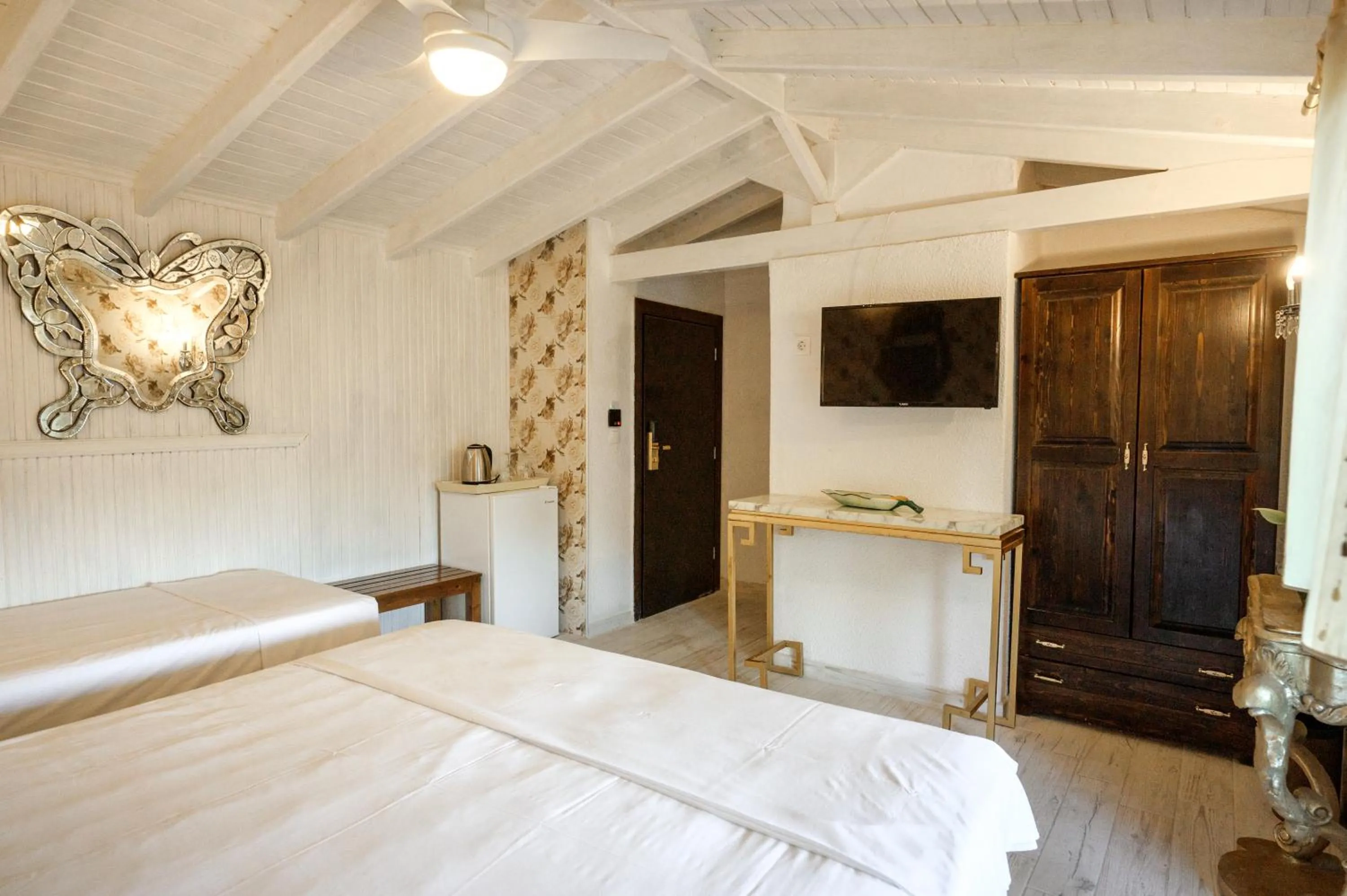 Photo of the whole room, Bed in Leandros Hotel