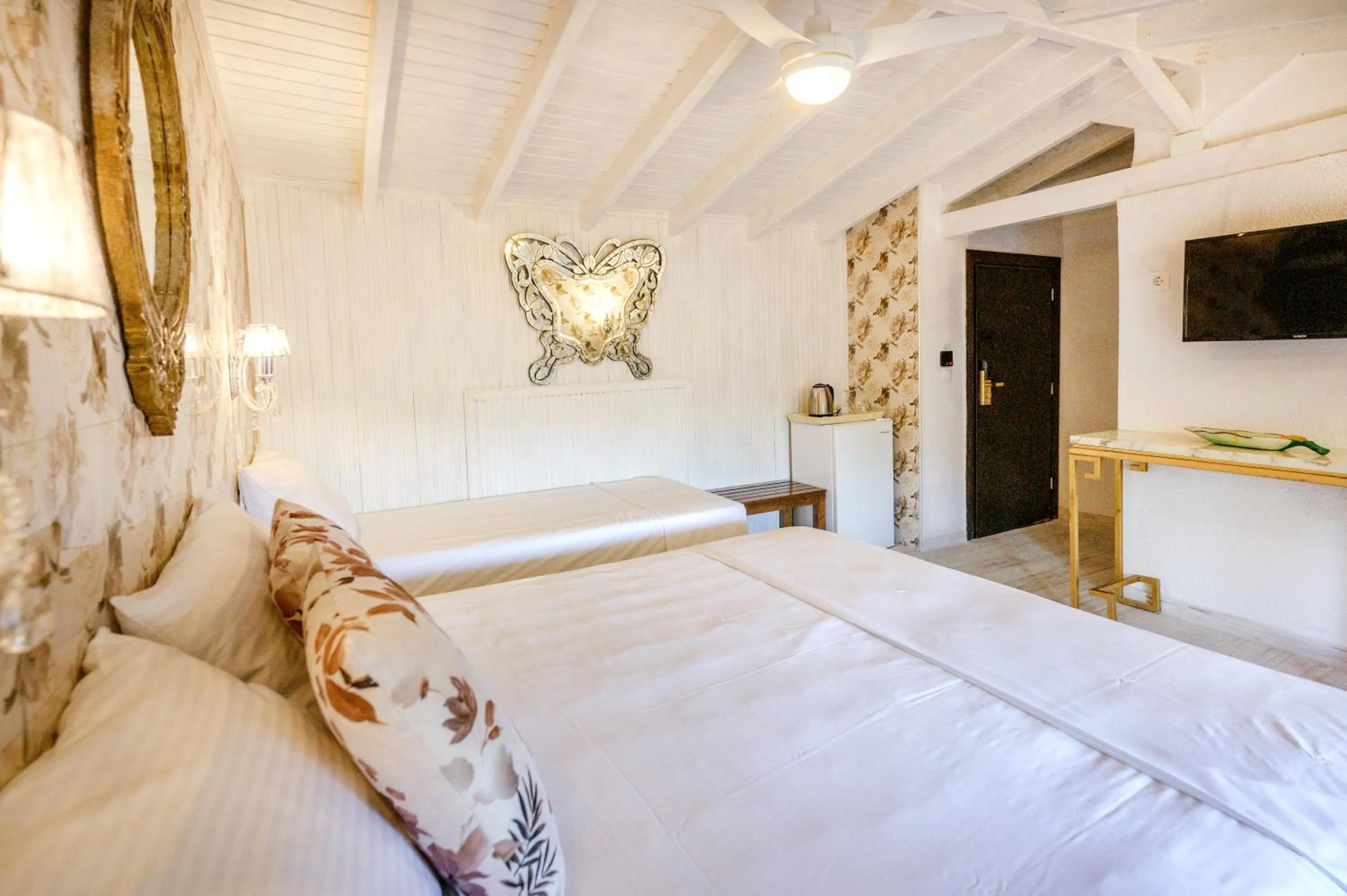 Bedroom, Bed in Leandros Hotel
