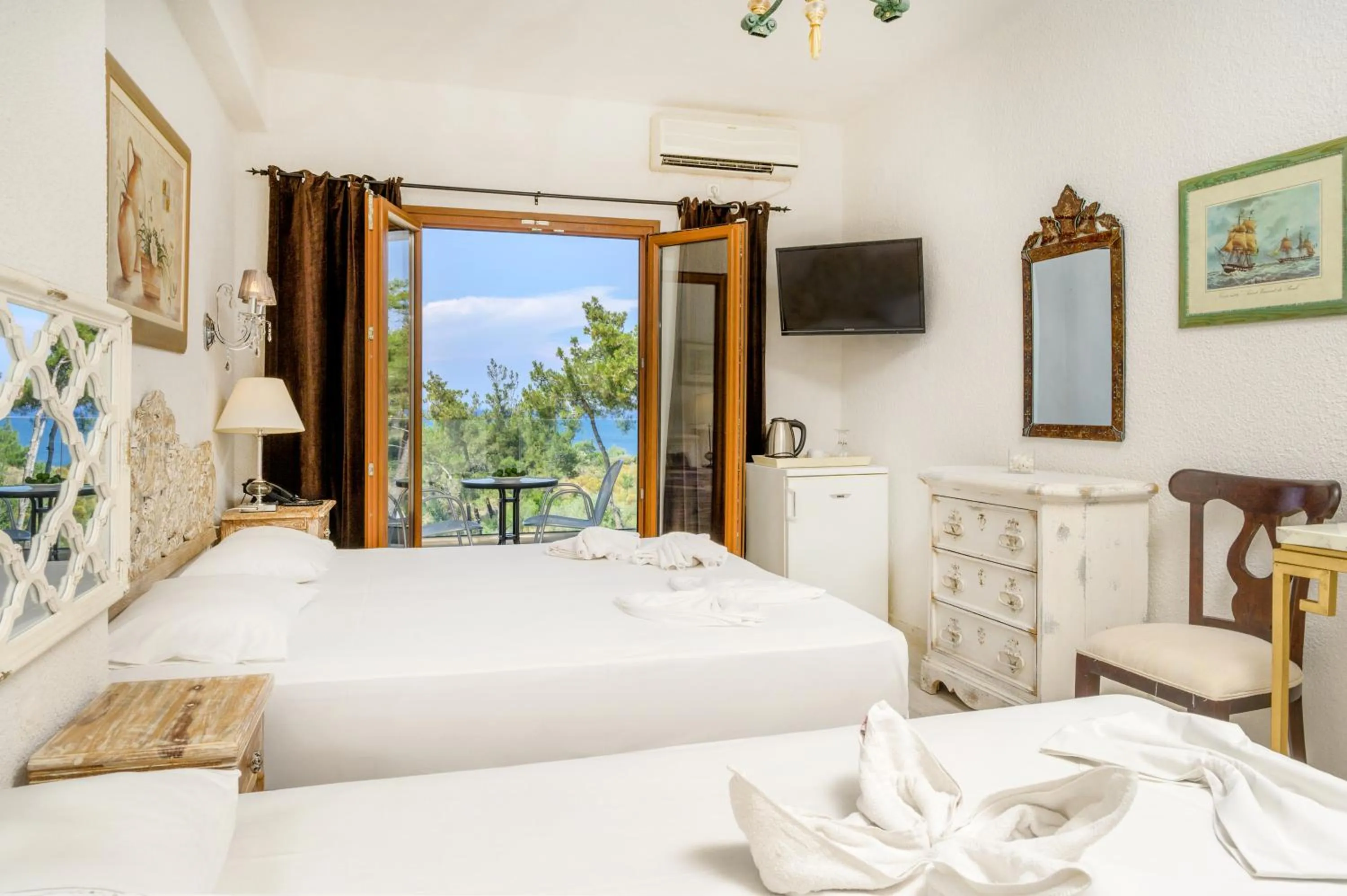 Bedroom, Bed in Leandros Hotel