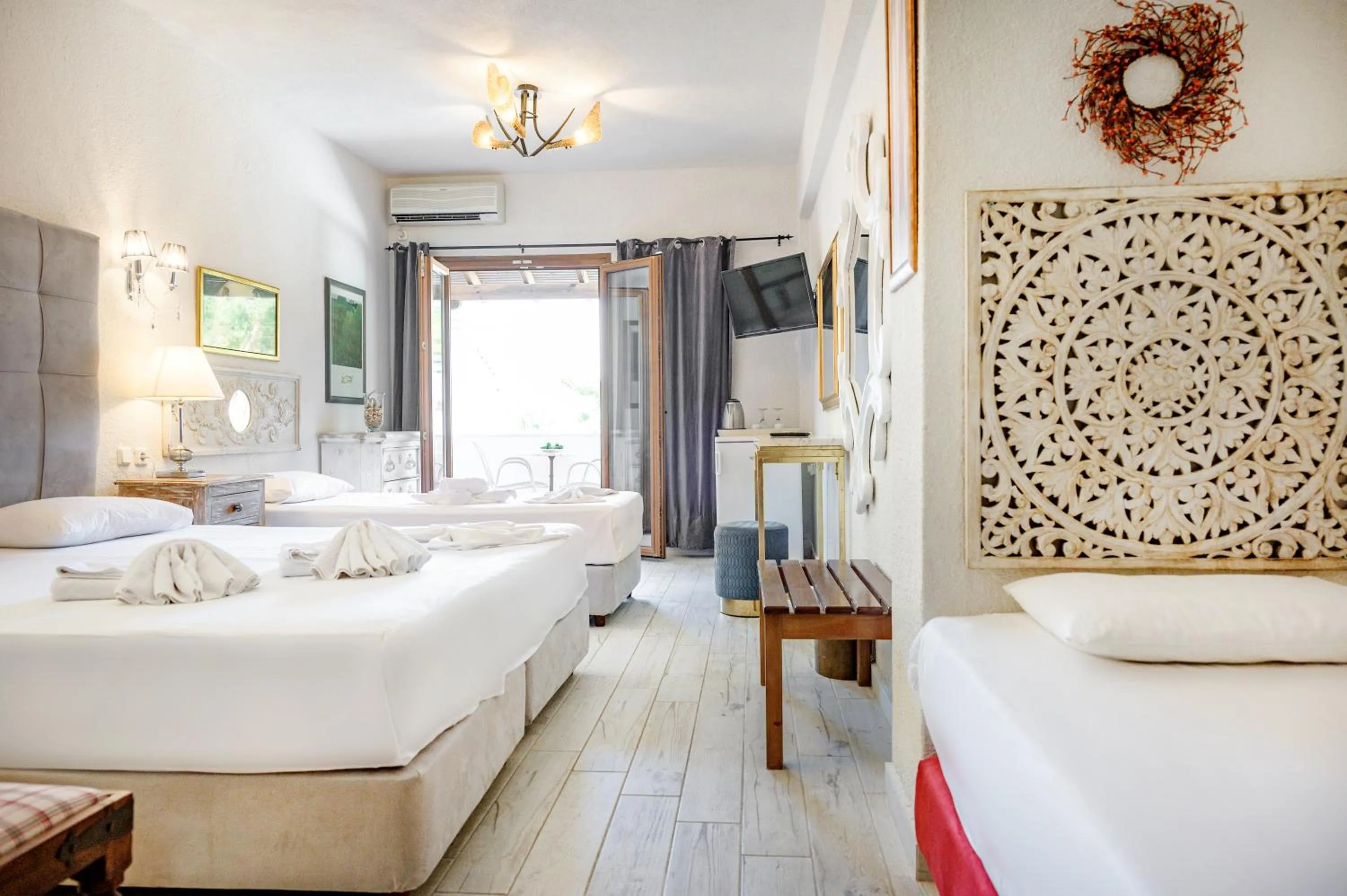 Bedroom, Bed in Leandros Hotel