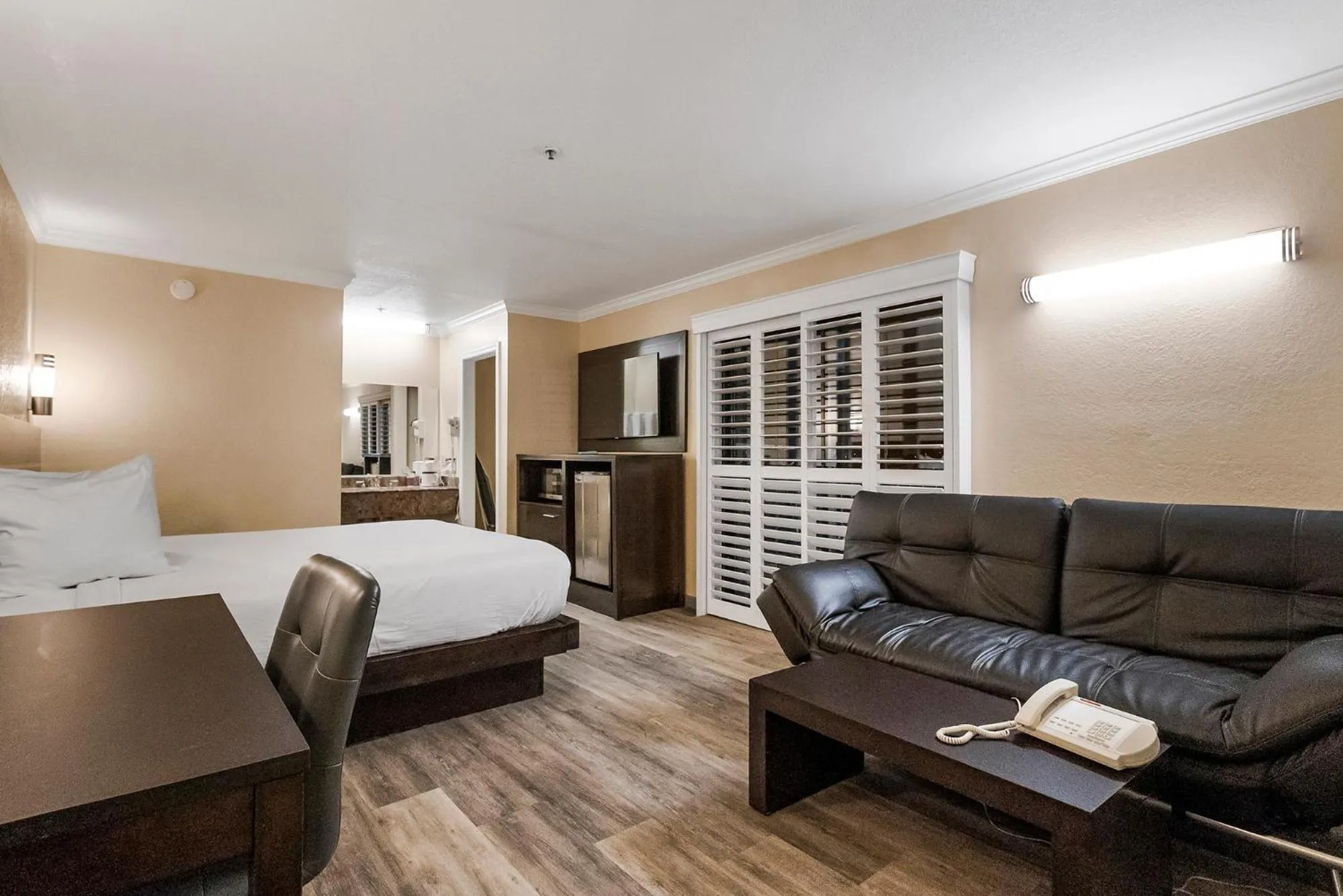 Photo of the whole room, Bed in Country Inn Sonora