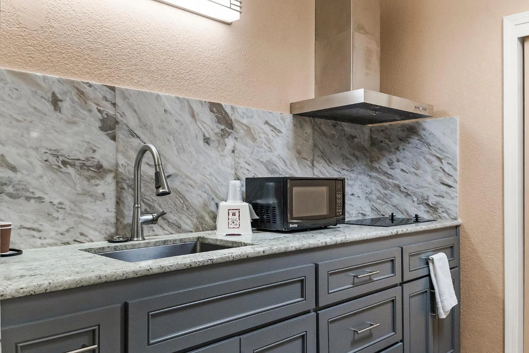 Kitchen or kitchenette in Country Inn Sonora