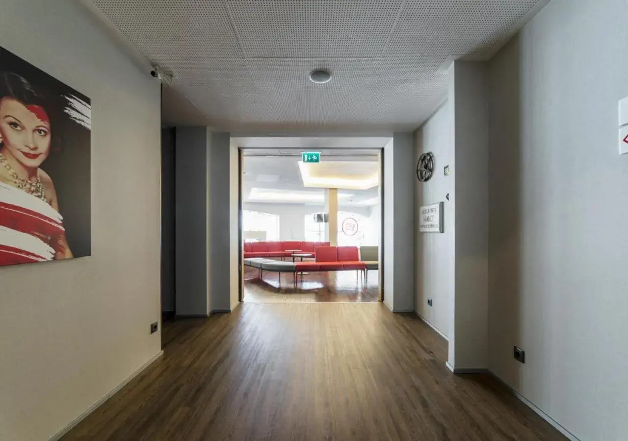 Living room in Moov Hotel Porto Centro Living room in Moov Hotel Porto Centro