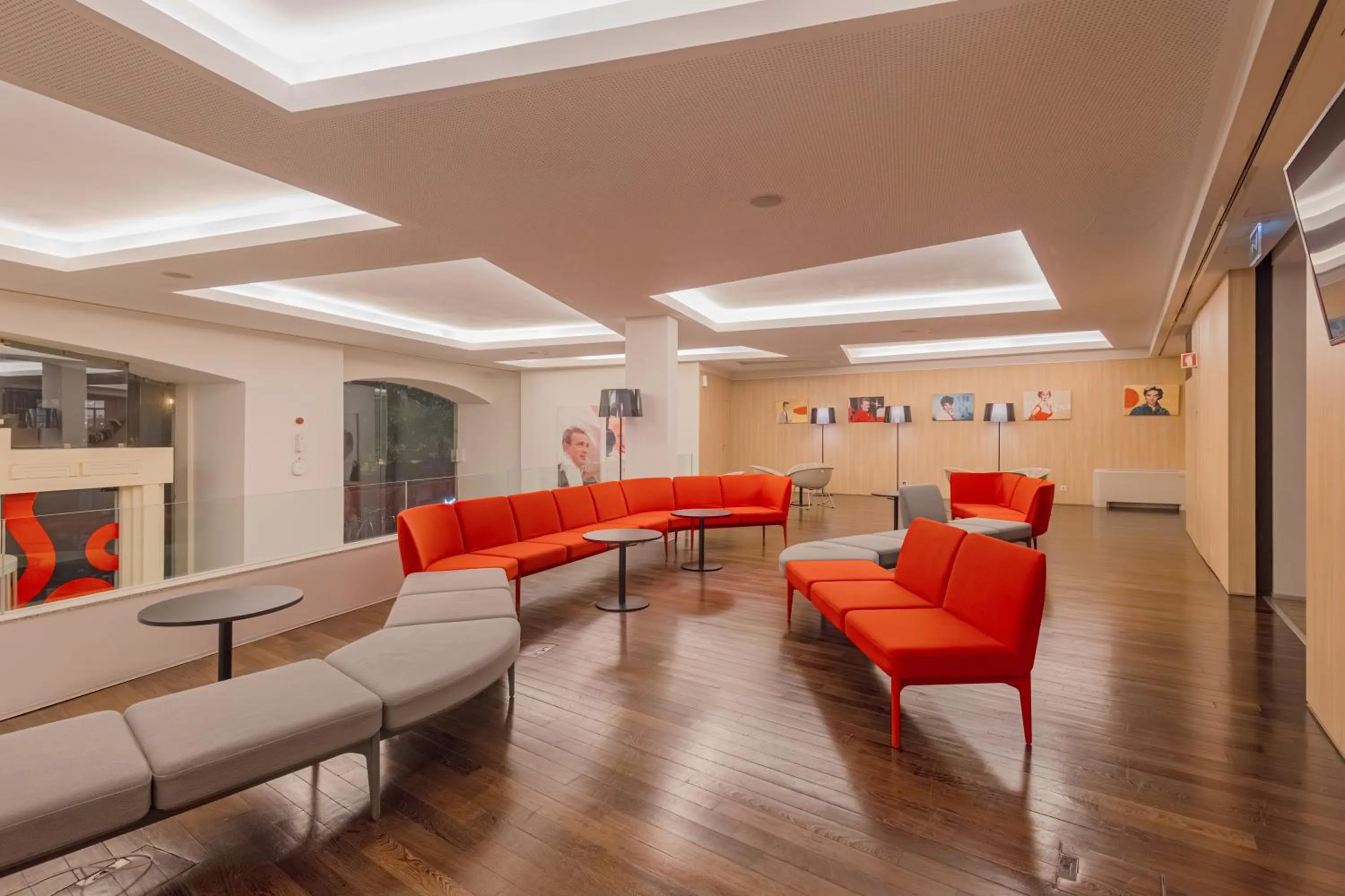 Communal lounge/ TV room in Moov Hotel Porto Centro